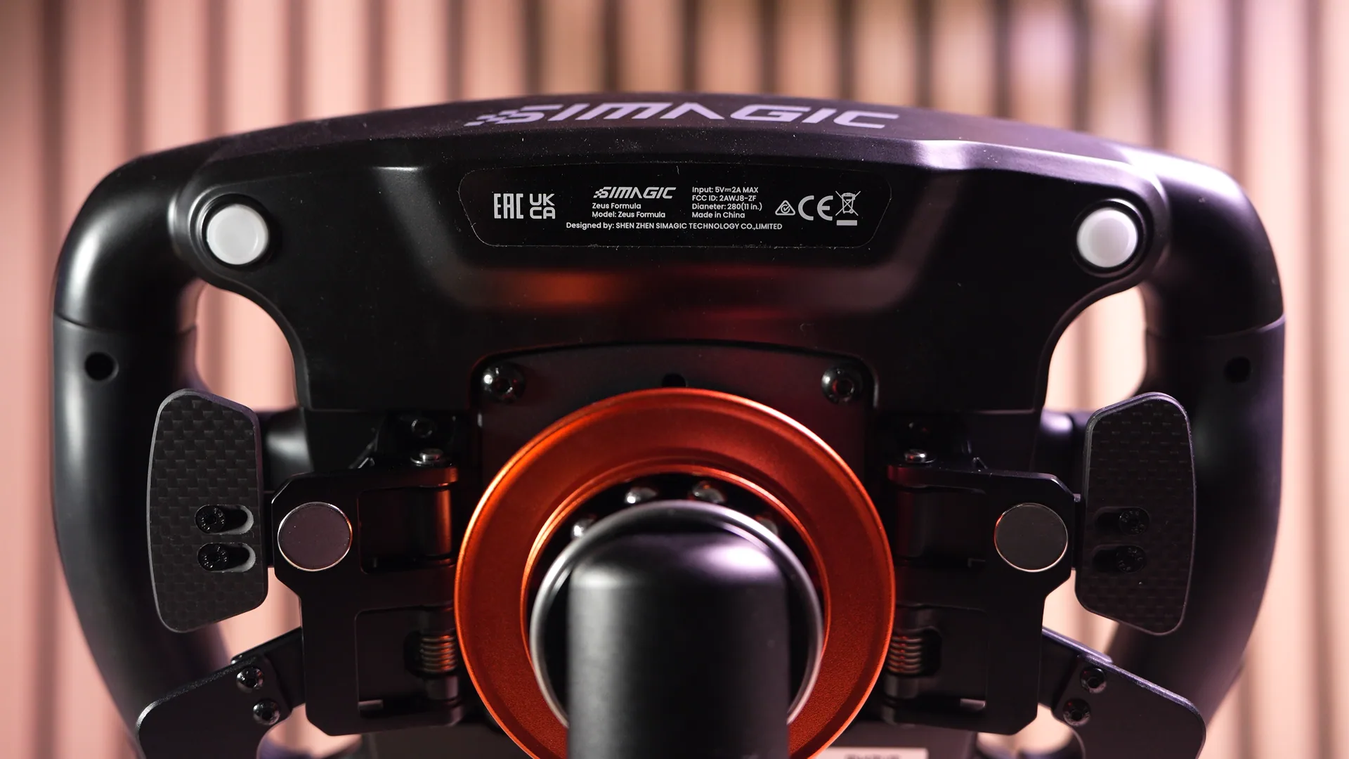 Le dos complet du volant avec le quick release Zeus 50 monté d'origine