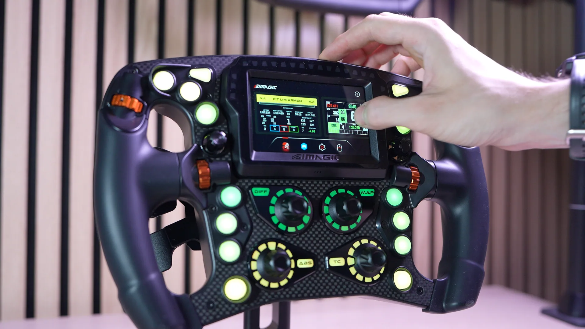 L'écran tactile sous le doigt, dashboard affiché