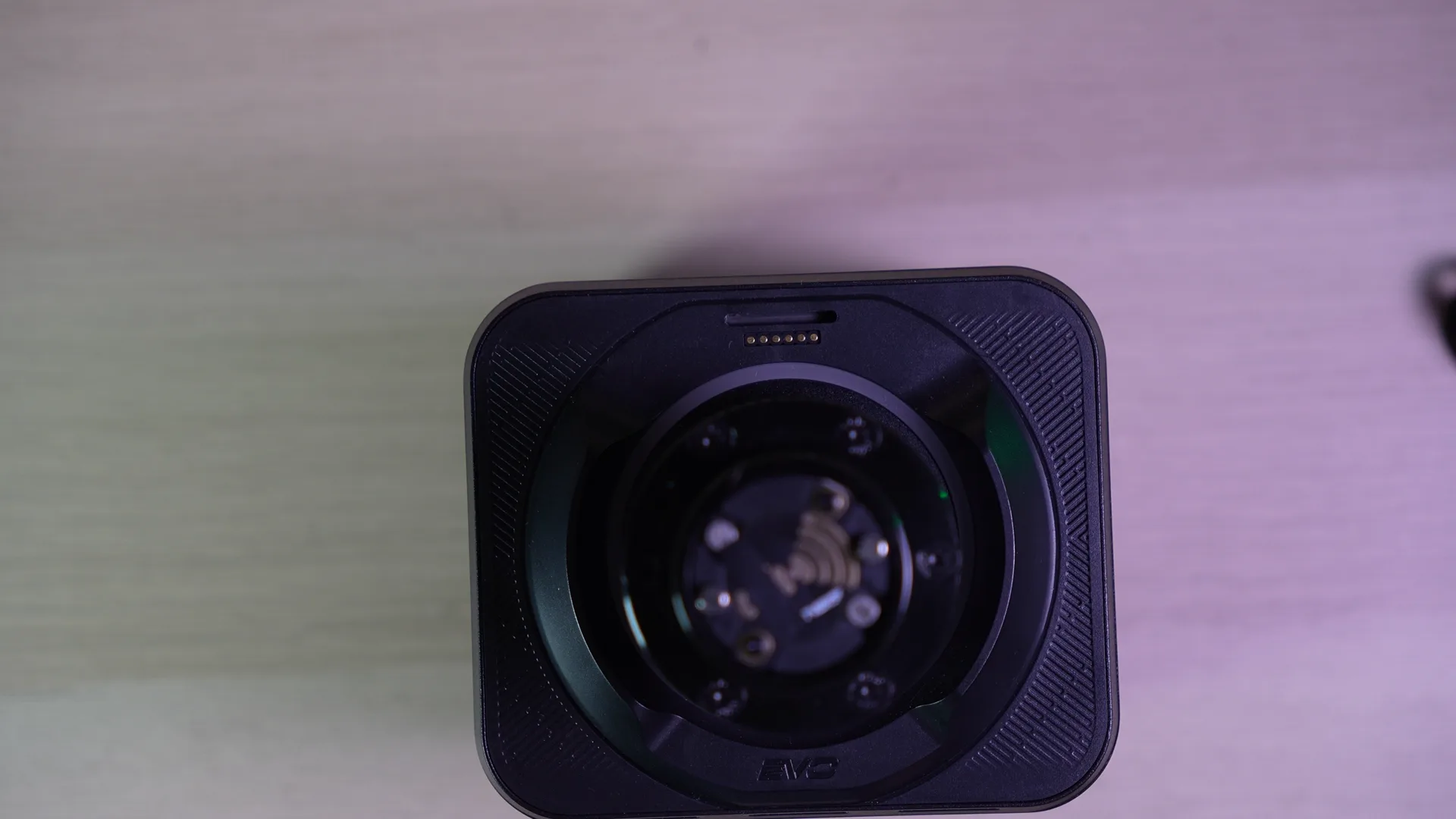 Le dessus de la Simagic Alpha EVO : la fente et les six contacts prévus pour l'écran Simagic
