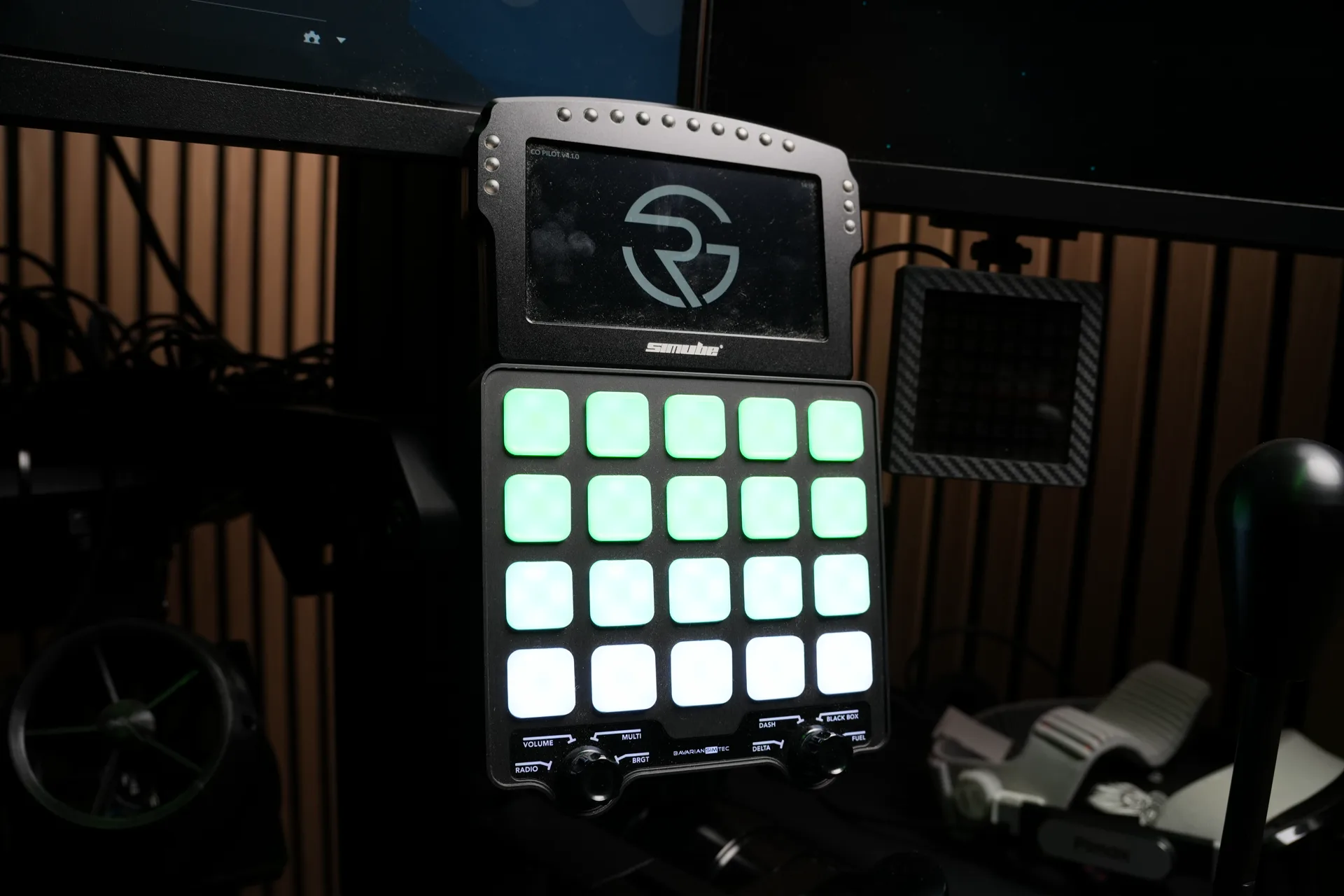 Mon DDU100 sur le rig, au-dessus de la button box BavarianSimTec