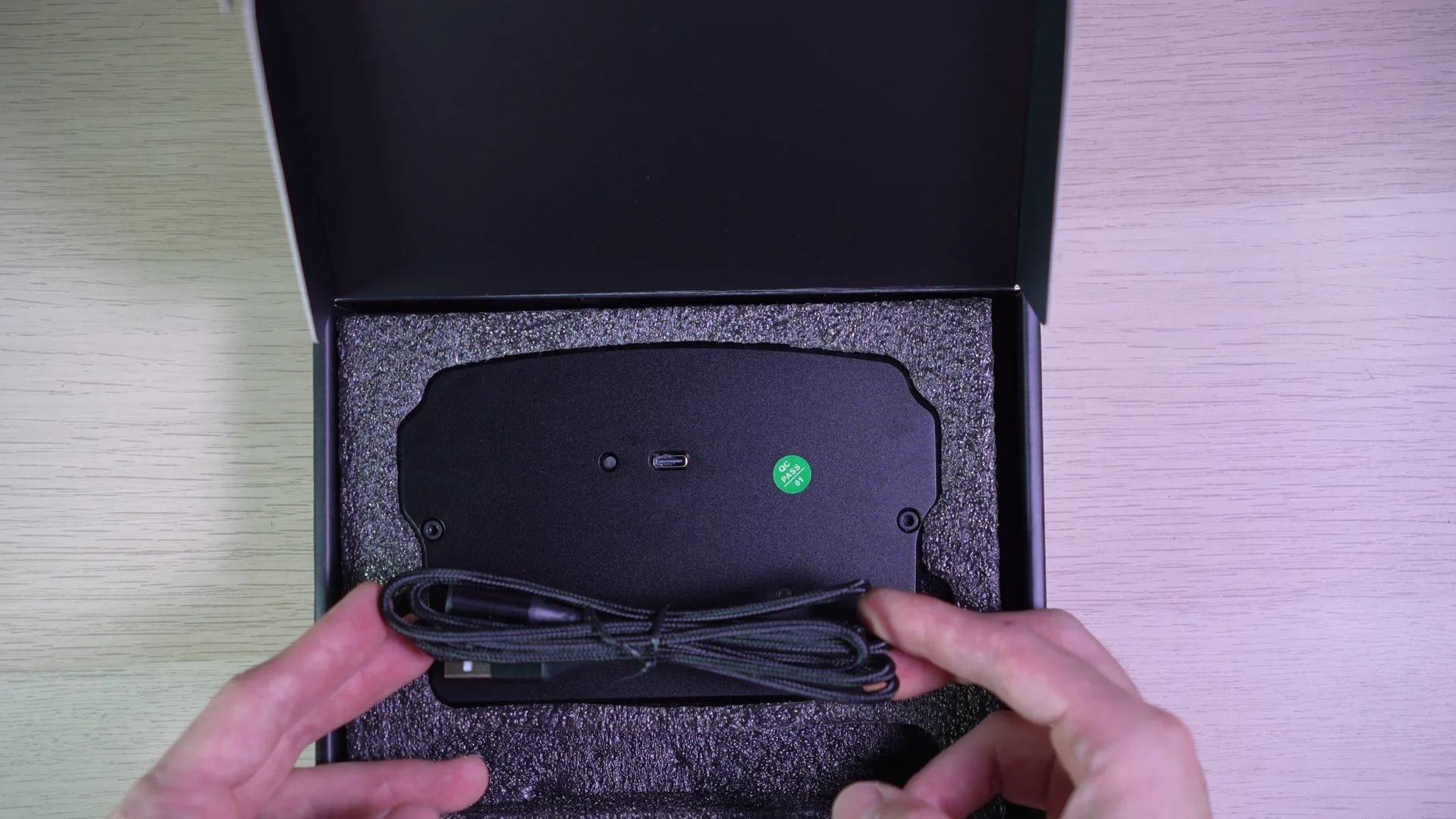 Le câble tressé fourni, prise USB-A côté PC