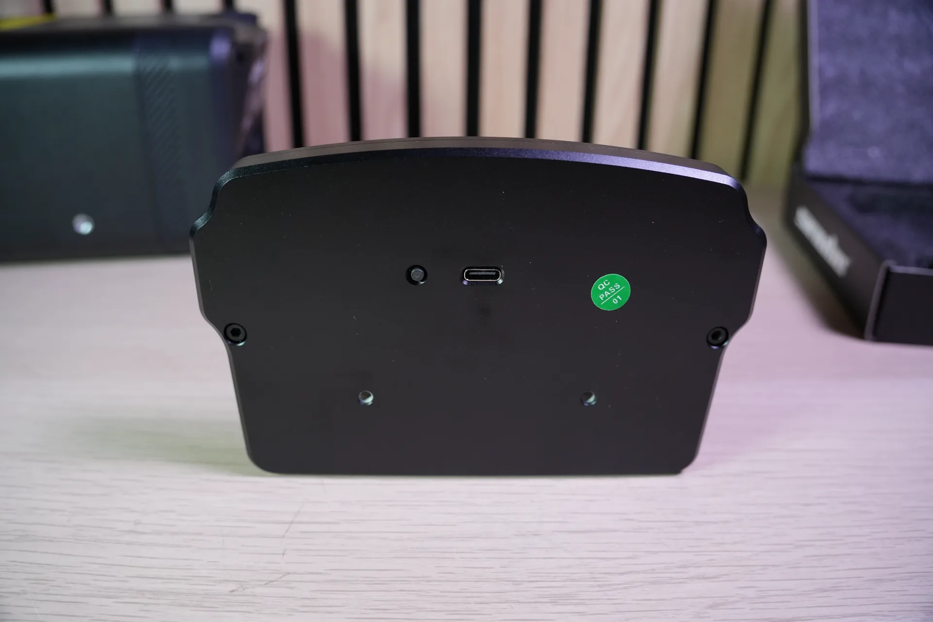 Au dos : le port USB-C, le bouton marche-arrêt et les deux inserts filetés du support