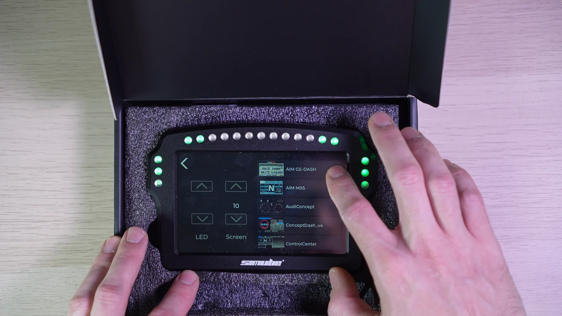 La liste des dashboards SimHub, avec les réglages de luminosité des LED et de l'écran