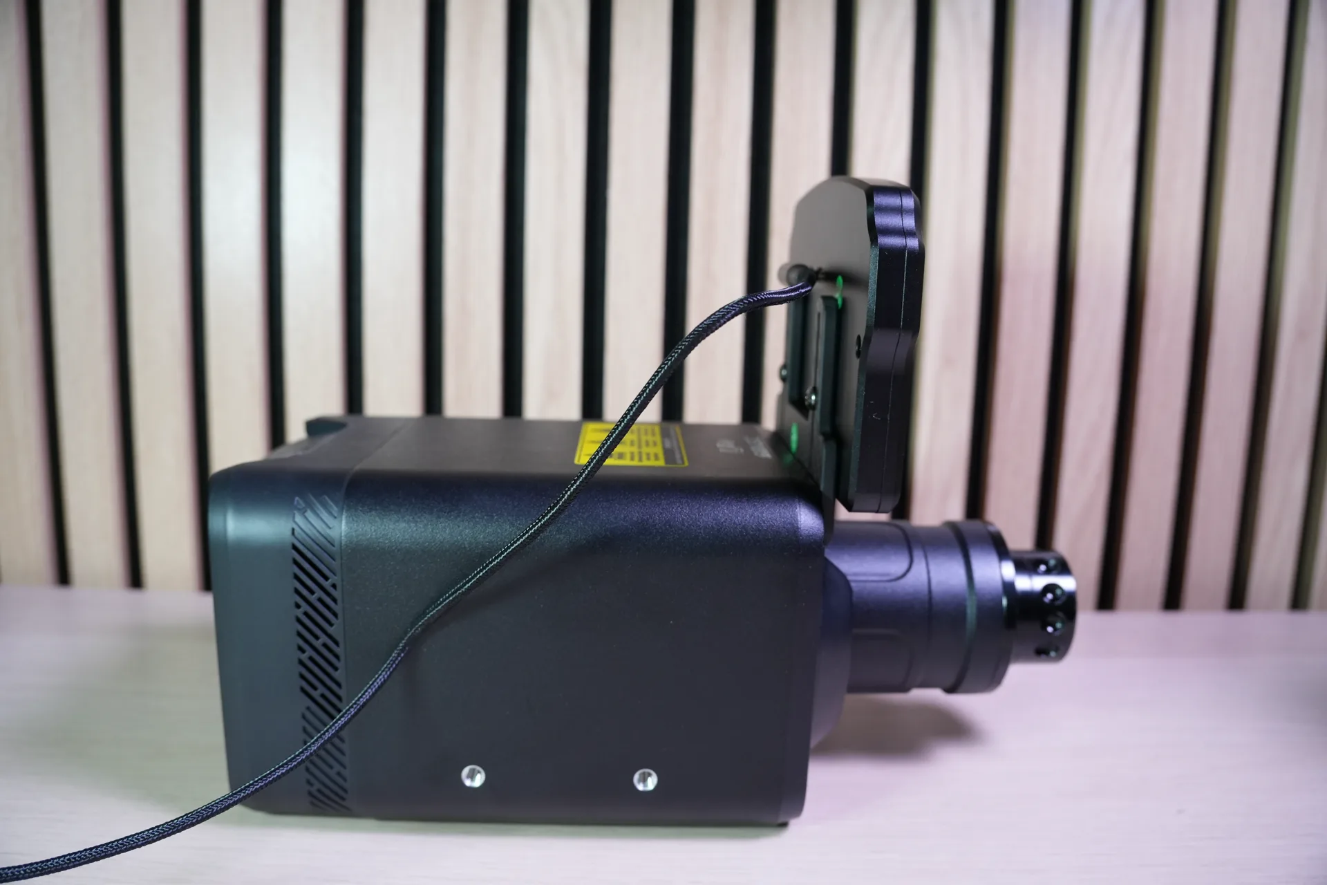 De profil : le câble USB-C longe la base jusqu'au PC