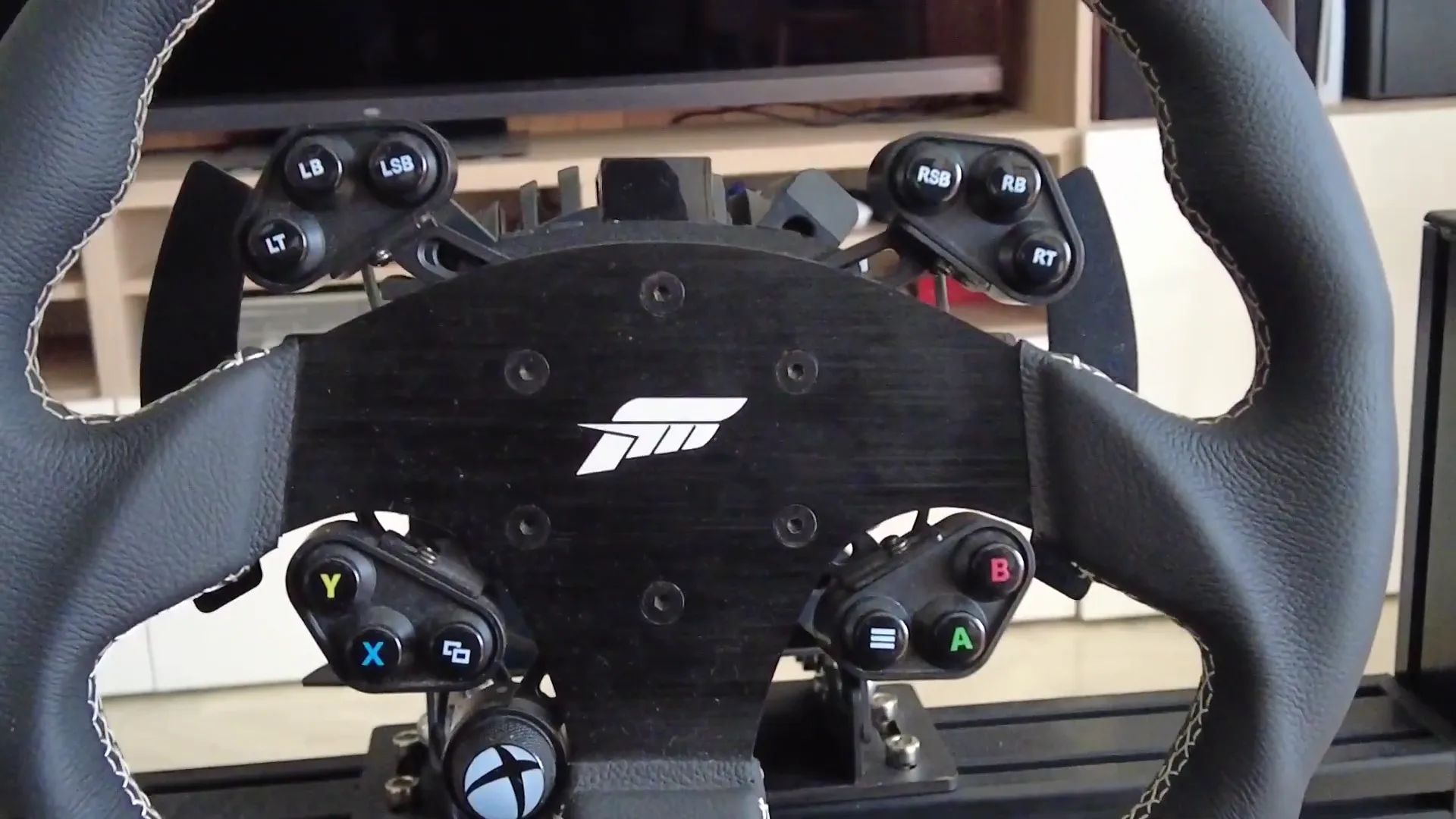 Le volant Forza Motorsport sur son Universal Hub V2. Chez Fanatec, c'est le volant qui apporte la compatibilité Xbox, d'où ces boutons de manette.