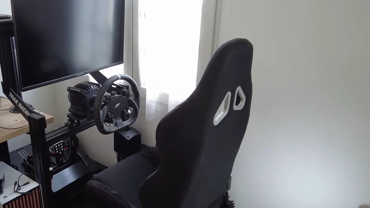 Mars 2024, le setup a rejoint le bureau. L'écran Gigabyte de 32 pouces est fixé sur le châssis par une extension Trak Racer, pour garder la console.