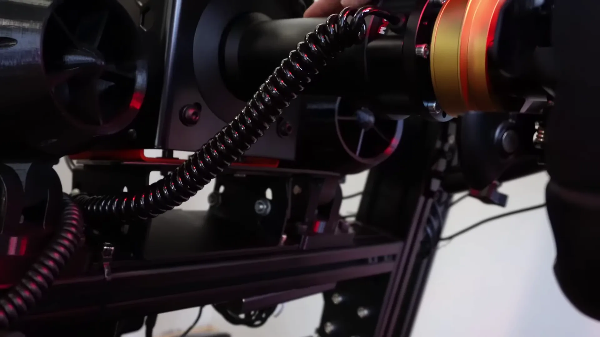 Le module de conversion pour garder mes volants Fanatec sur la Simucube. Le petit défaut : avant, il n'y avait pas de câble, maintenant, il y en a un.