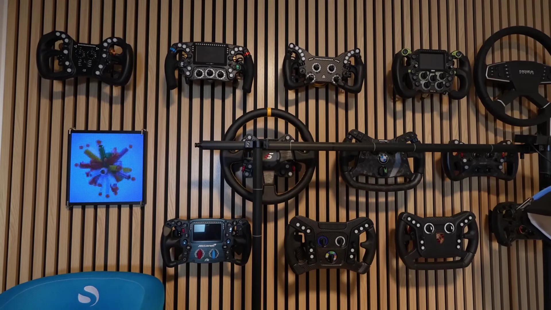 Le mur s'est regarni : la plupart de ces volants se branchent aujourd'hui sans câble par le QR. Le BMW M4 GT3, seul Fanatec gardé, reste en filaire.