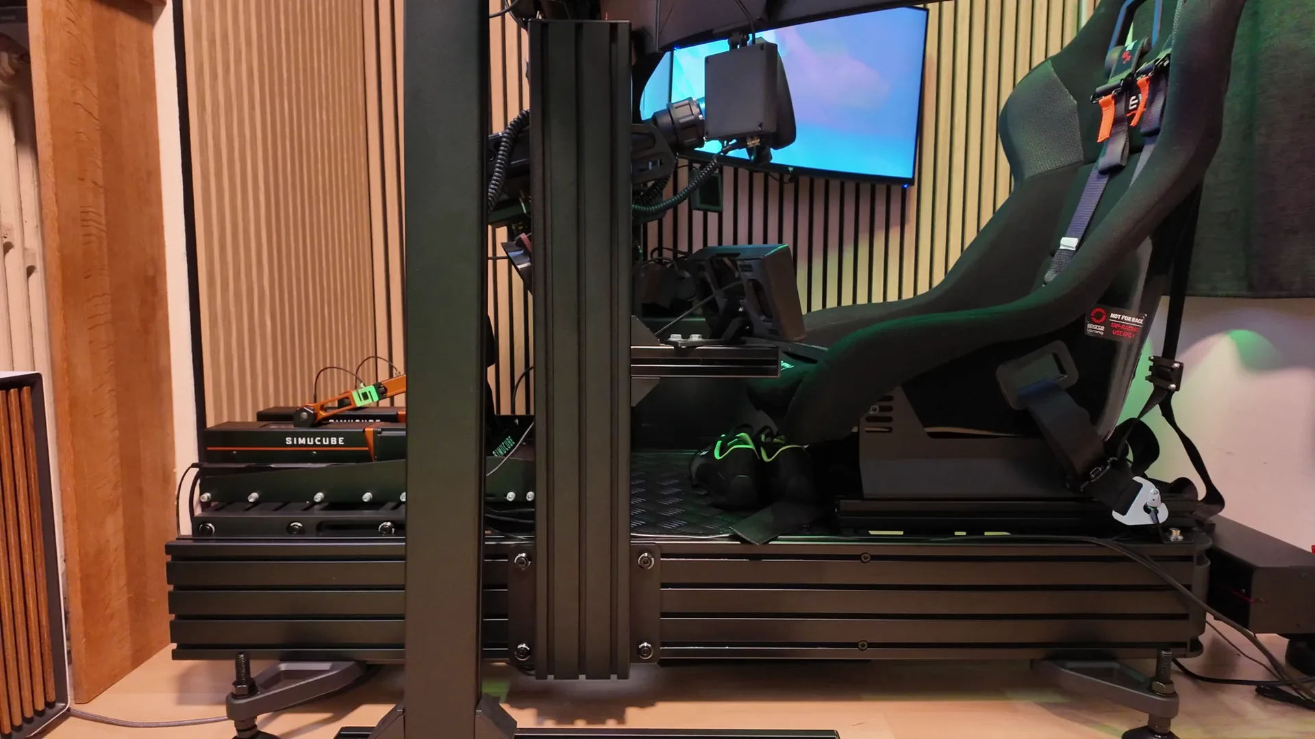 Février 2026 : le P1X Ultimate de Sim-Lab, le châssis que j'aurais dû prendre plus tôt, avec le baquet Sparco EVO et les deux ActivePedal.
