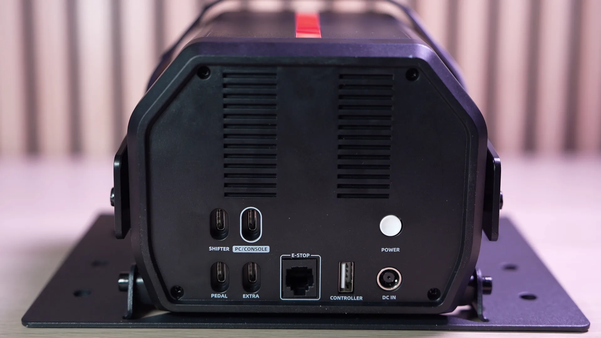 Une connectique assez complète, avec même un port pour un arrêt d'urgence. La prise CONTROLLER, elle, sert à brancher la manette d'une console.
