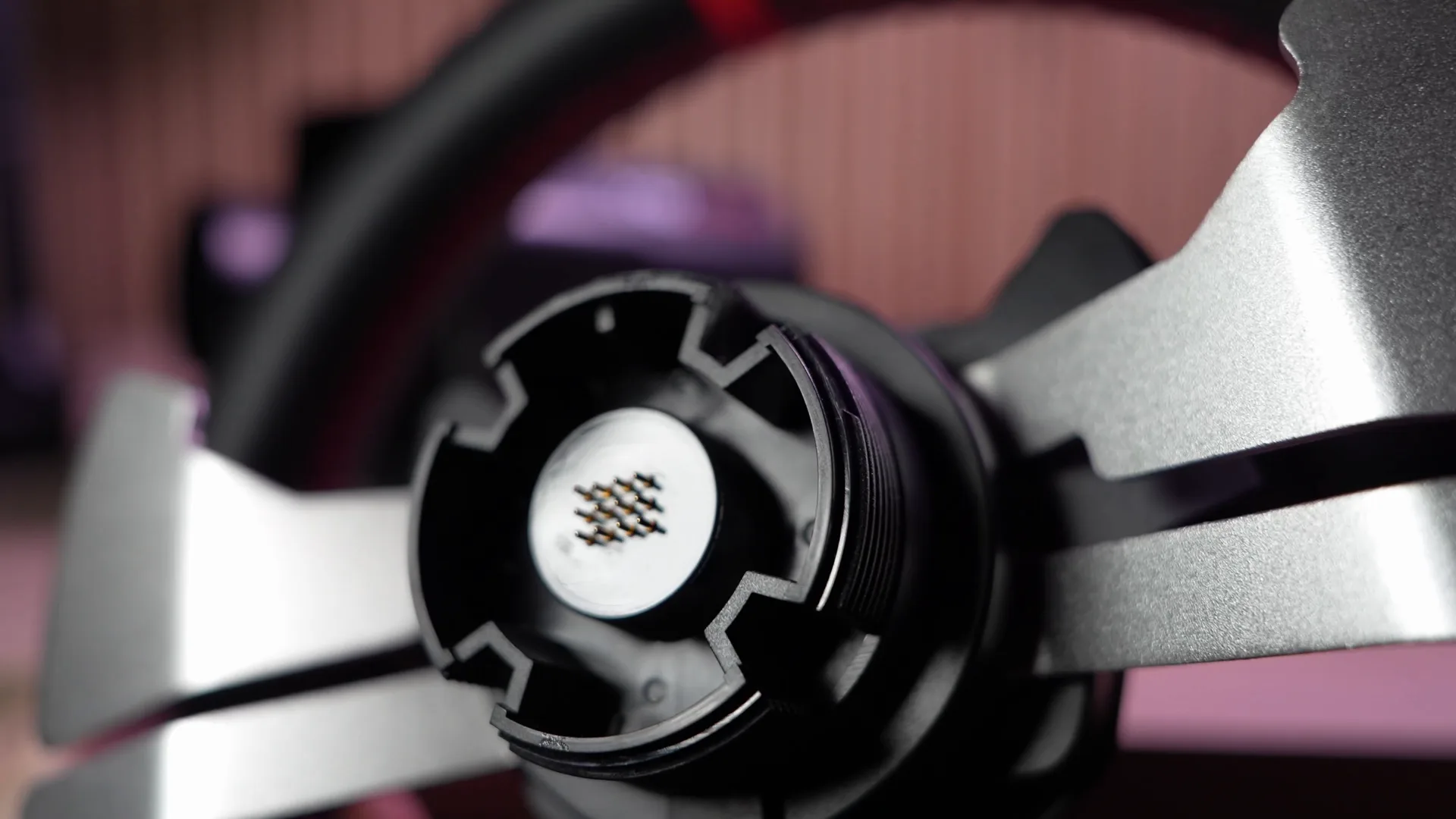 Côté volant, des picots qui ressortent et un filetage. Rien à voir avec le clip d'un QR de type NRG ou de Fanatec.