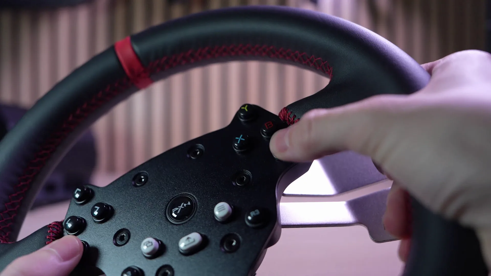 Les lettres et la croix d'une manette de console, en version miniature. Sur PS4 et Xbox, c'est d'ailleurs une manette que le volant imite.