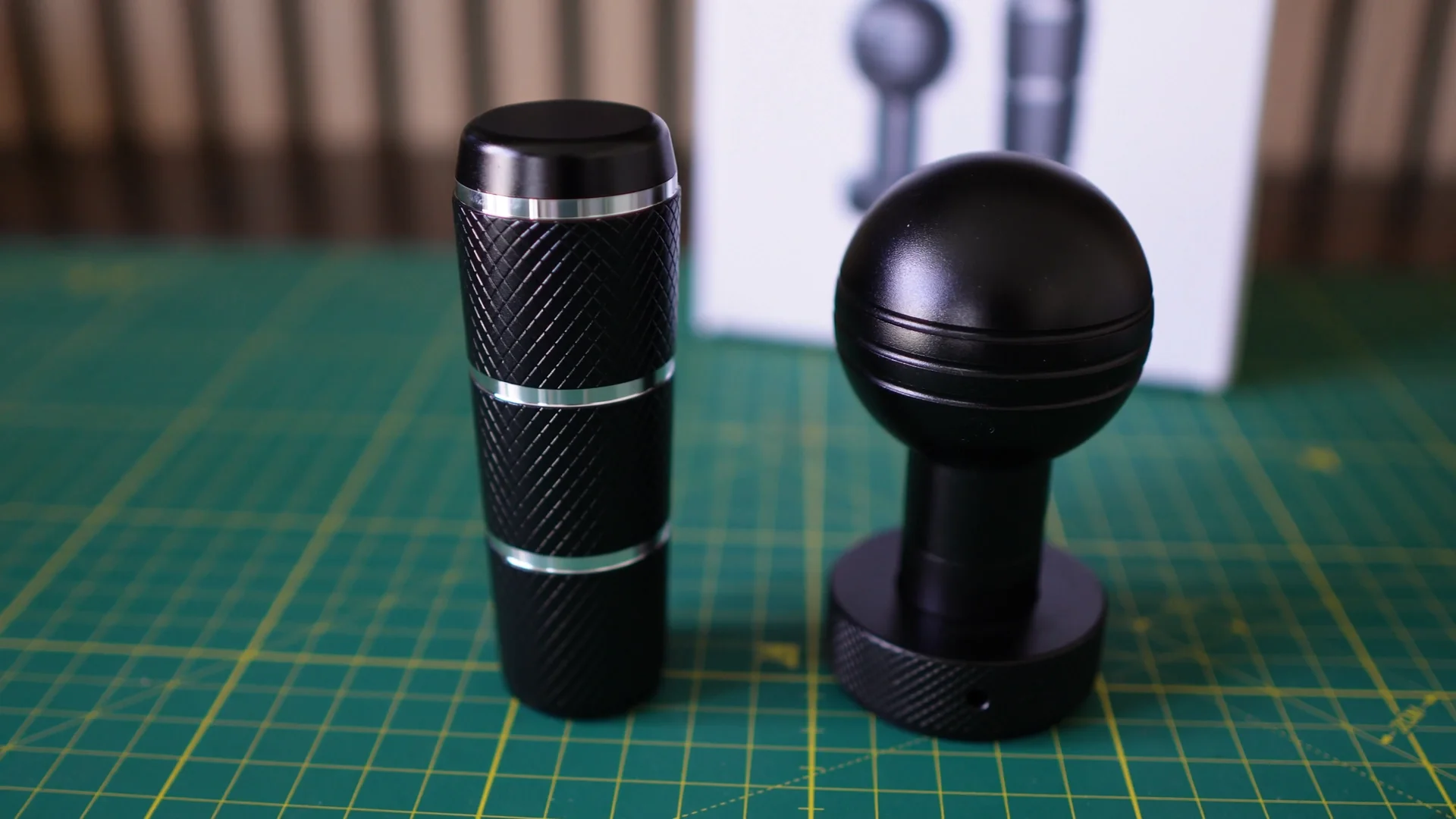 Les deux pomos cote a cote : sequentiel cylindrique et H-pattern boule