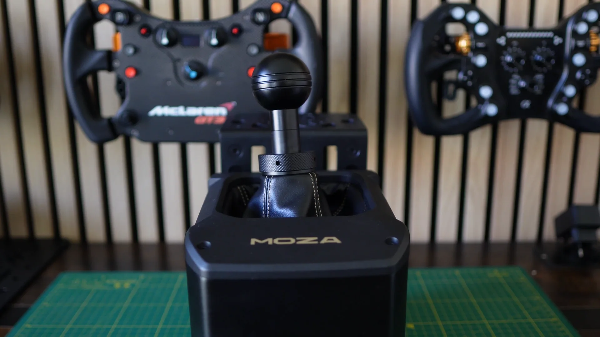 L'AB9 de face avec le pomo H-pattern, volants en arriere-plan