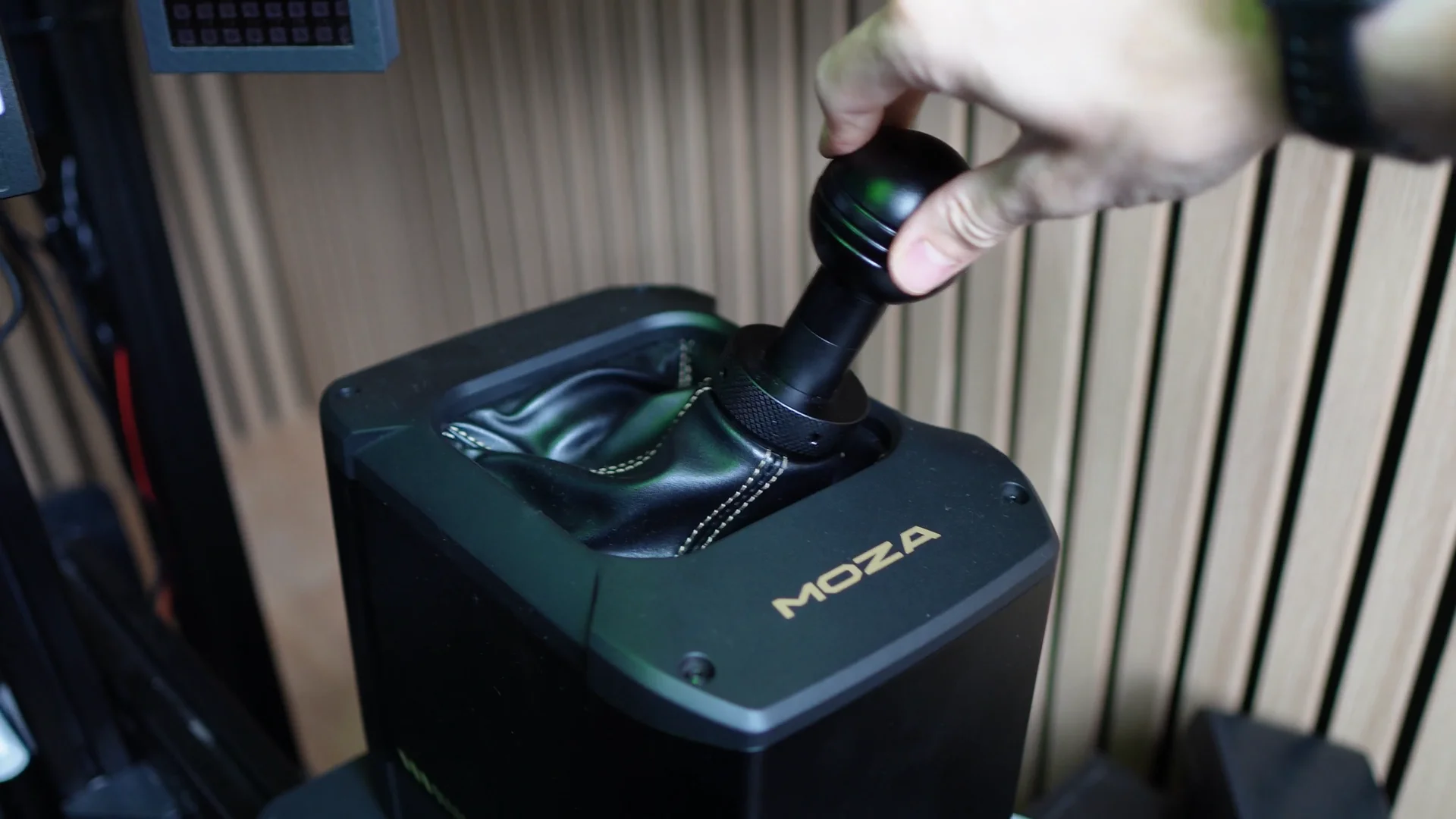 Main sur le pomo H-pattern, gros plan sur la construction et le soufflet cuir