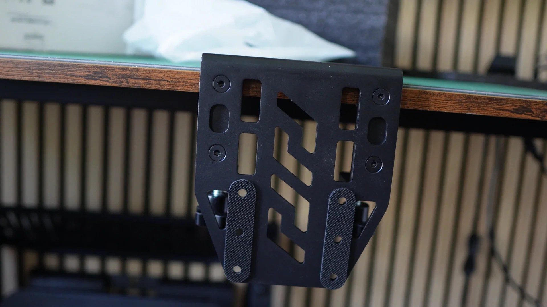 Le support Flight Base Clamp fixe sous le bureau