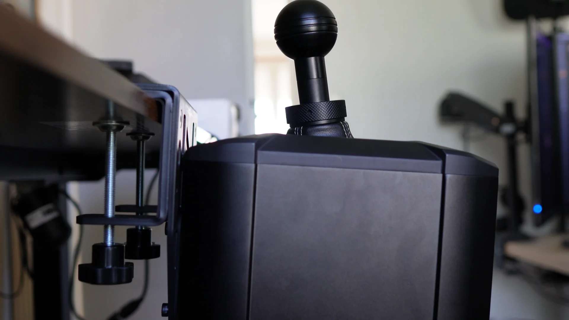 L'AB9 montee sur bureau avec le clamp de fixation