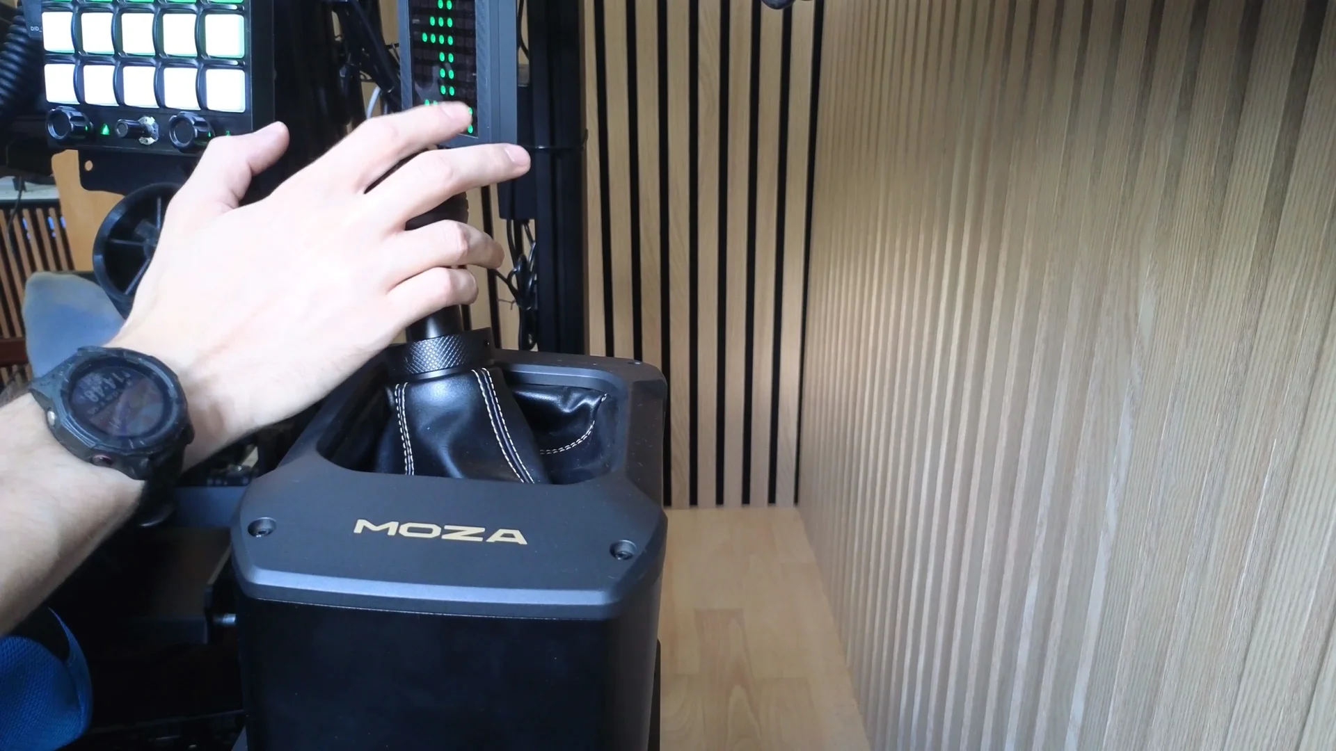 Main sur le pomo AB9 pendant une session