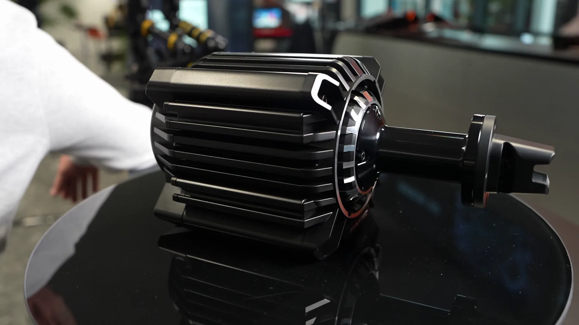 Des ailettes partout et un carter en aluminium. Ici avec la rallonge d'axe de 10 cm, livrée avec la base d'après Fanatec.