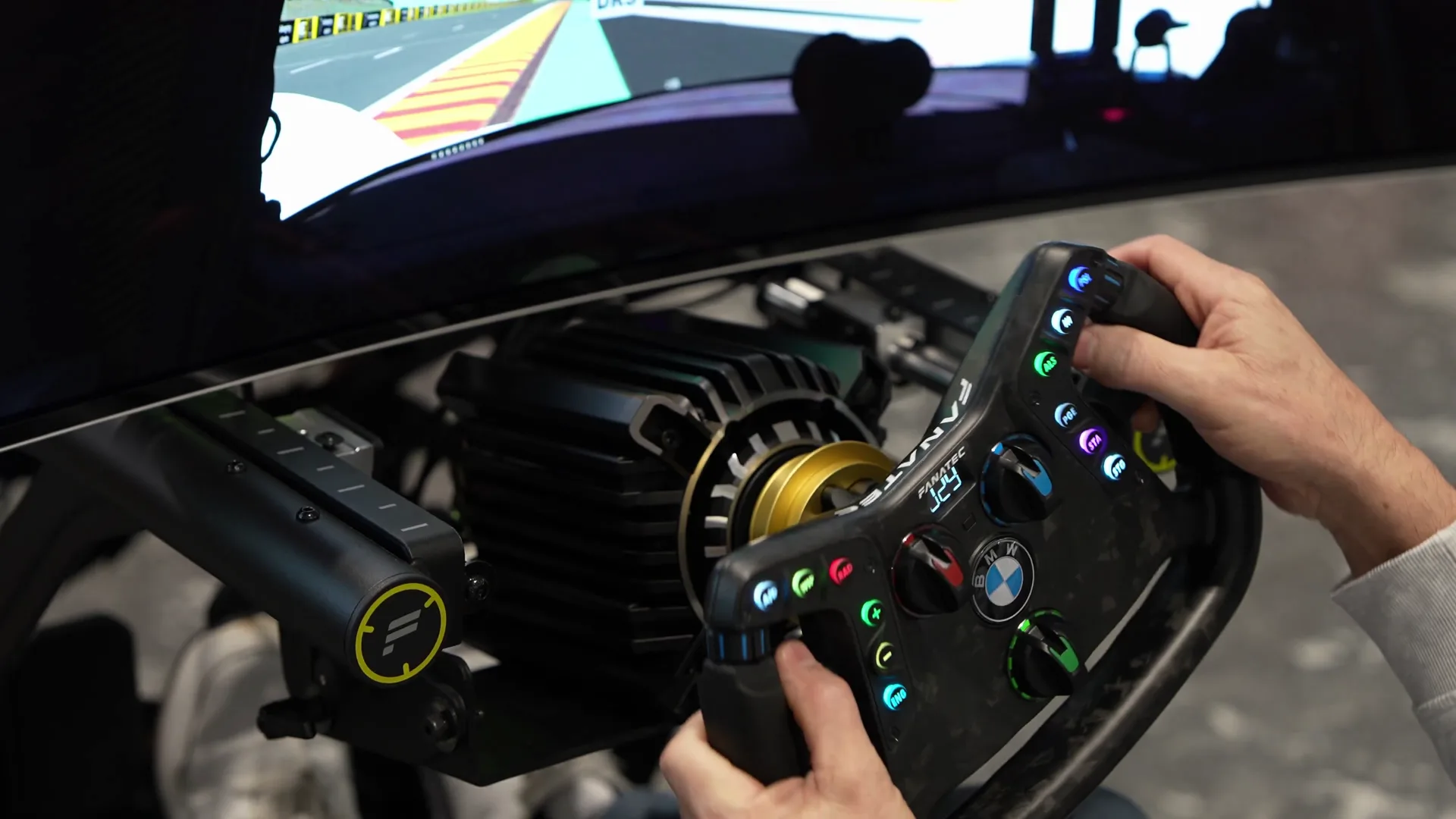 Le BMW M4 GT3, le seul volant Fanatec que j'ai gardé, sur la Podium DD. Base réglée fort, comme je l'aime, et très vivante.