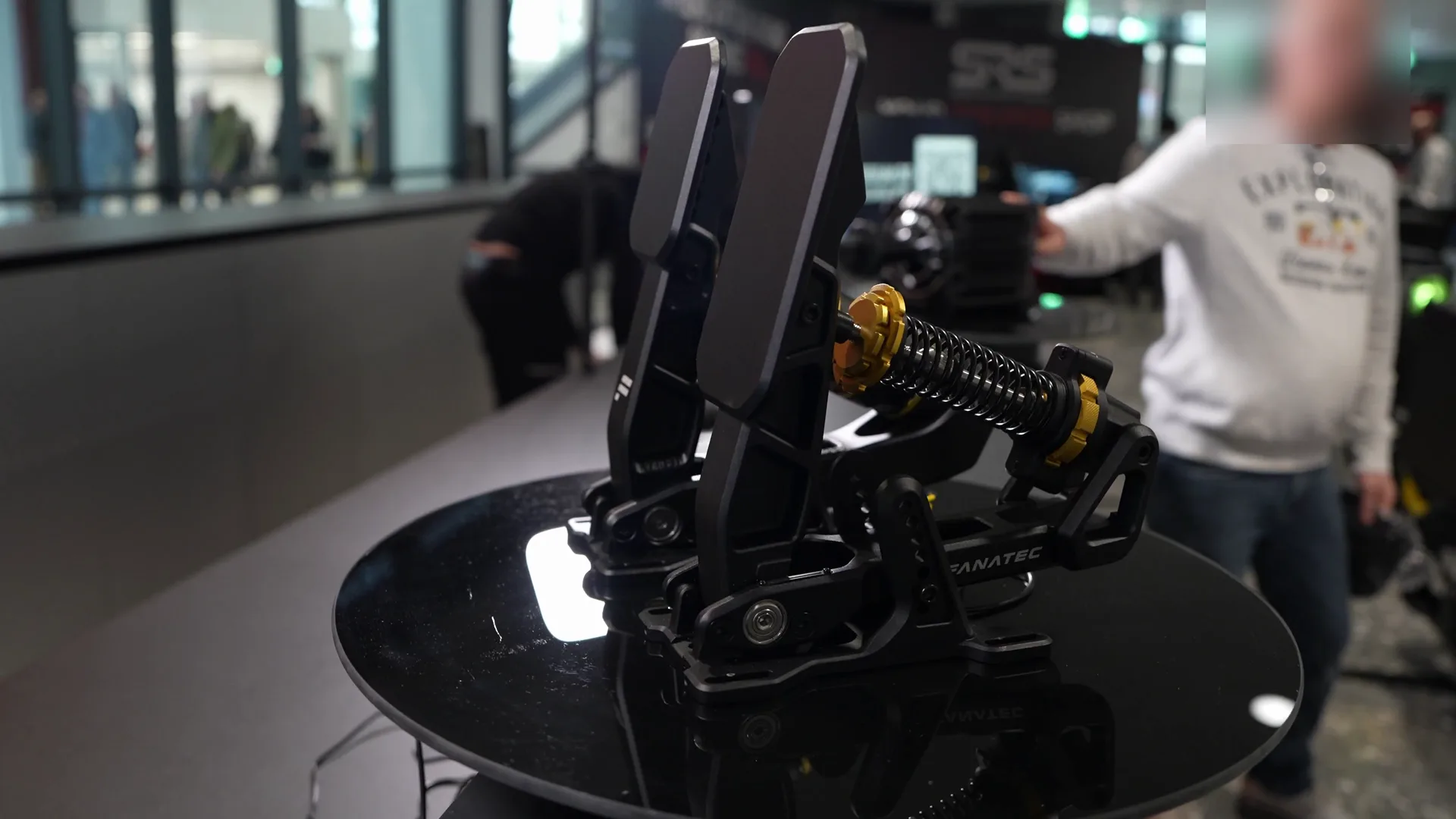 Les Podium Pedals exposées à côté de la base. En janvier, Fanatec les annonçait pour la fin du trimestre : la première version est sortie fin juin.