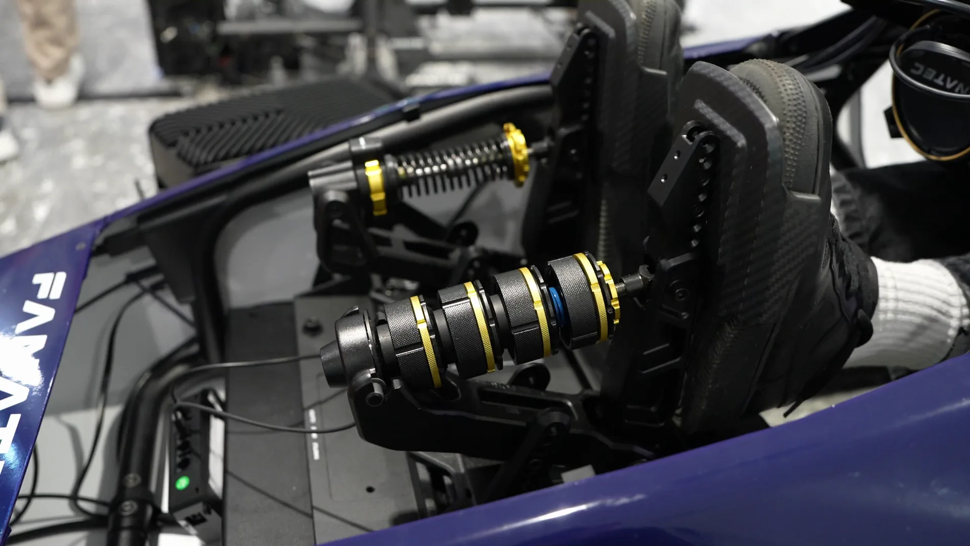 Le frein et ses cartouches à vis : élastomères et ressorts se règlent à la main, sans outil d'après Fanatec.