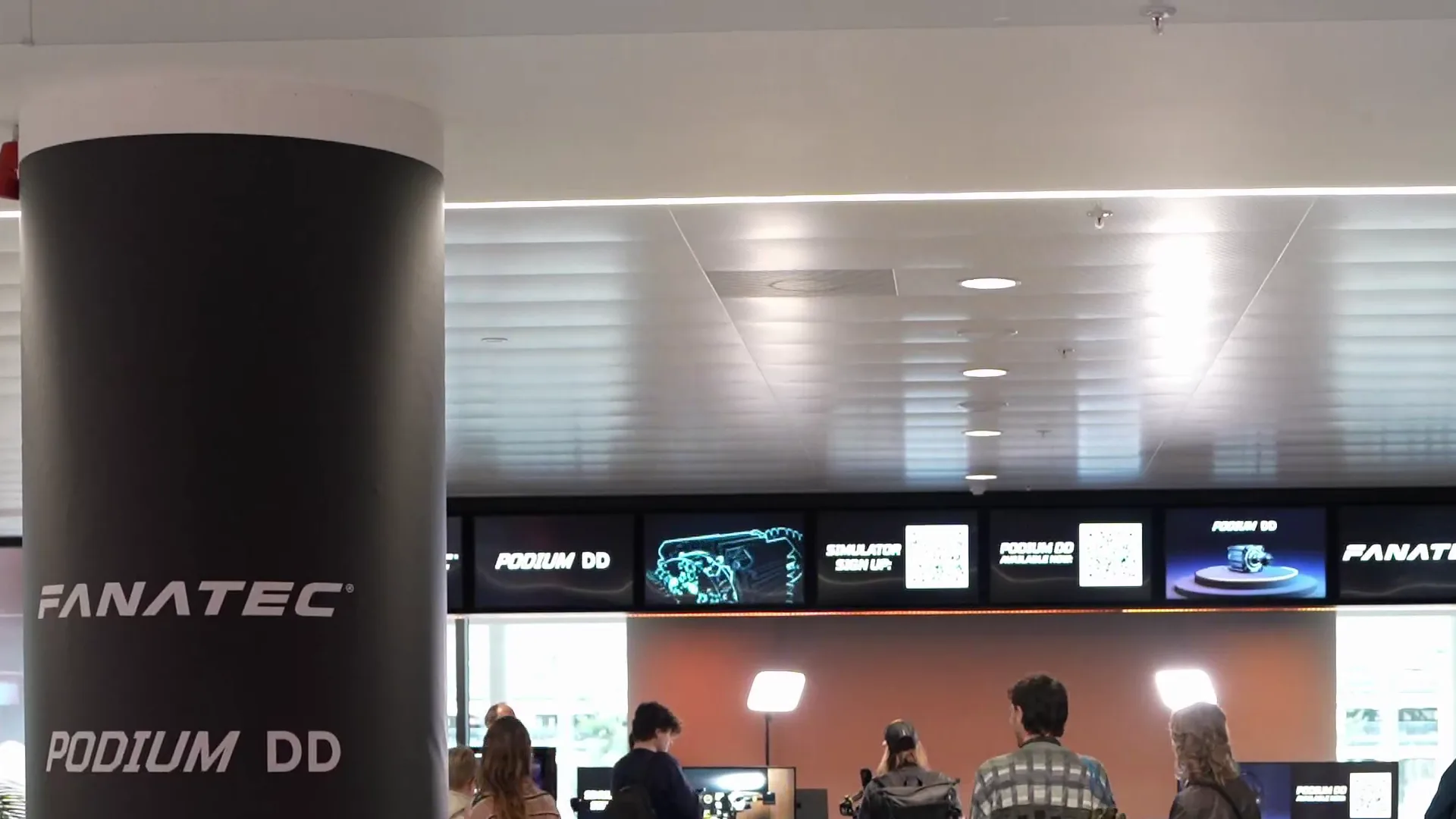 Le plus gros stand du salon, et un seul message partout : la Podium DD, en vente depuis le jour de l'ouverture.