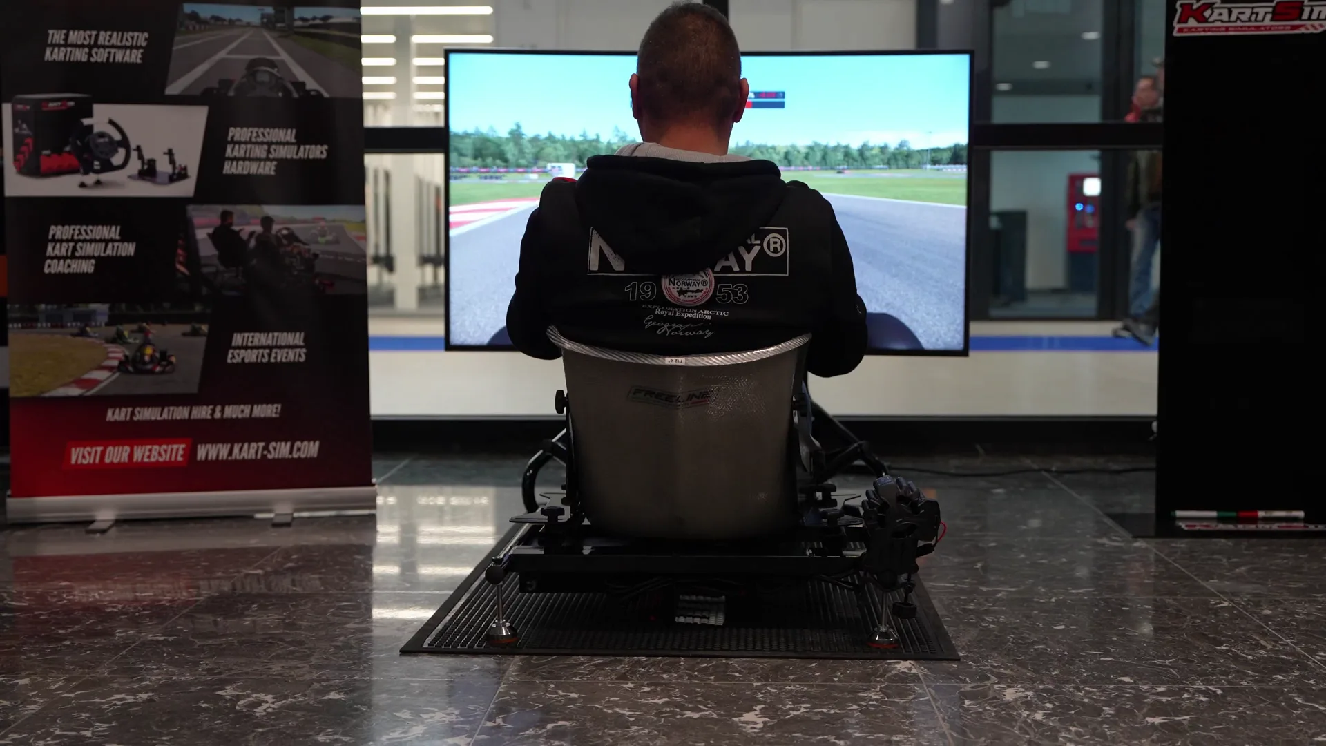 Un vrai châssis de kart sur une plateforme qui bouge. Ultra immersif, mais à près de 11 000 €, c'est surtout une expérience de salon.
