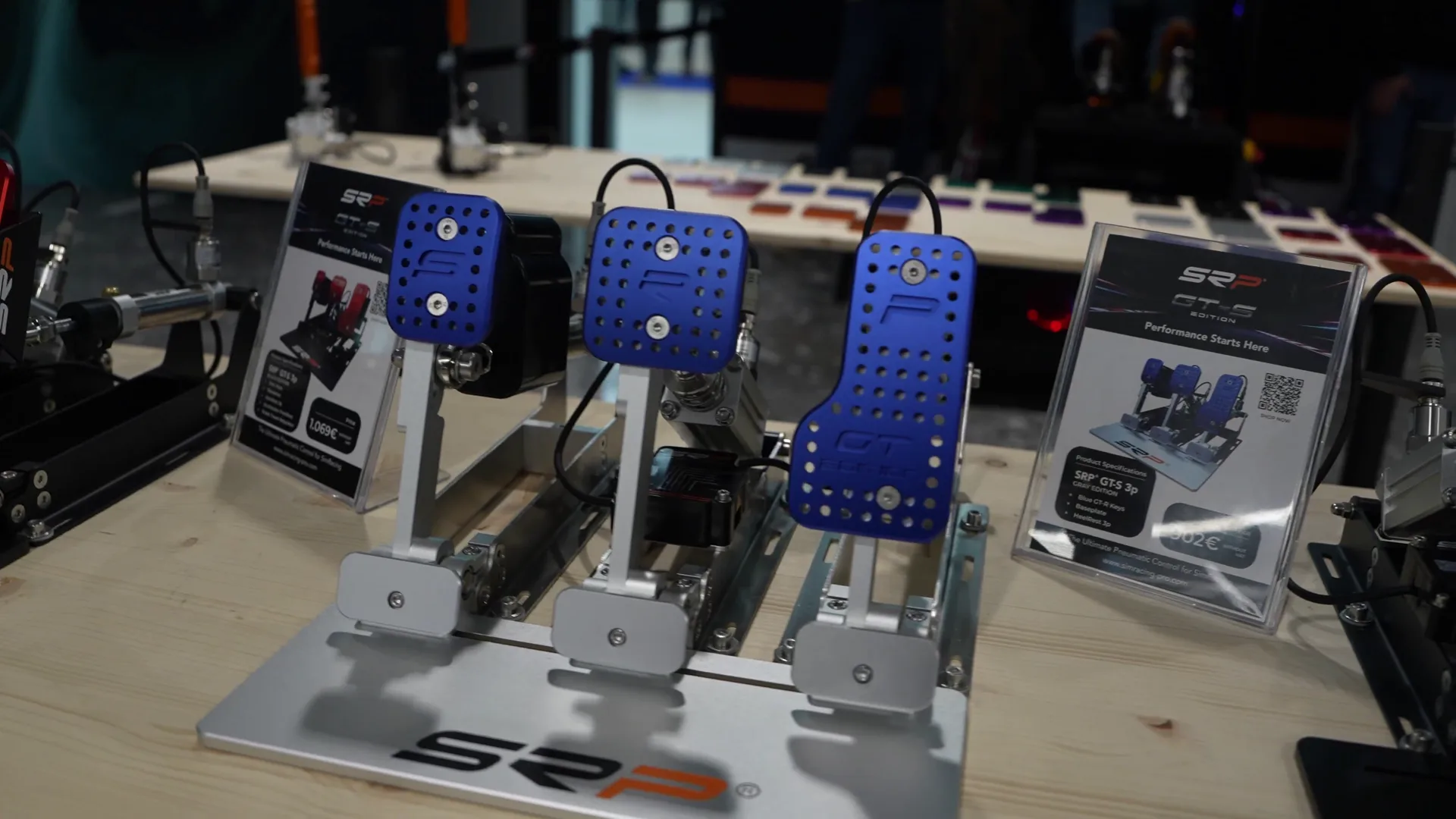 Le GT-S trois pédales sur le stand SRP. Un très bon premier contact, et depuis, j'ai acheté le GT-S pour le tester chez moi.