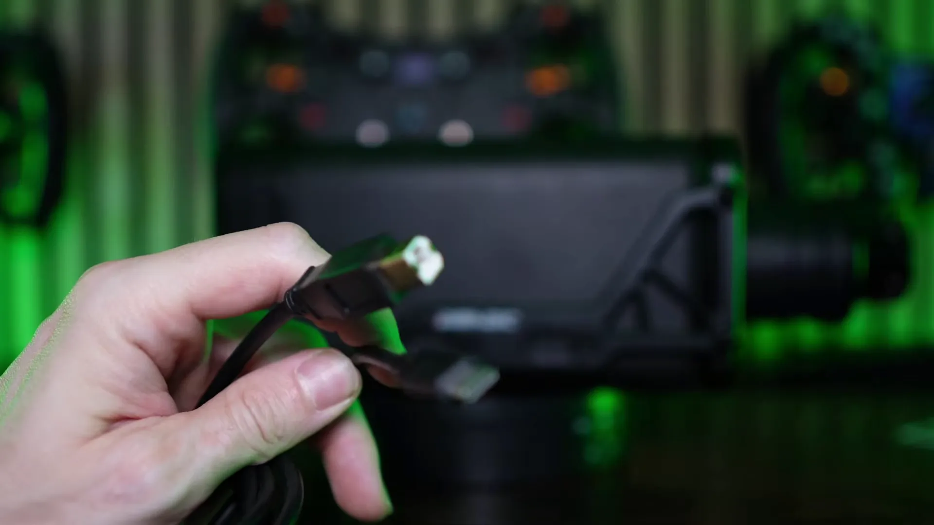 Le câble principal, USB-B côté base et USB-A côté PC. Le second, en USB-C, sert au passthrough : deux câbles là où j'en aurais voulu un seul.