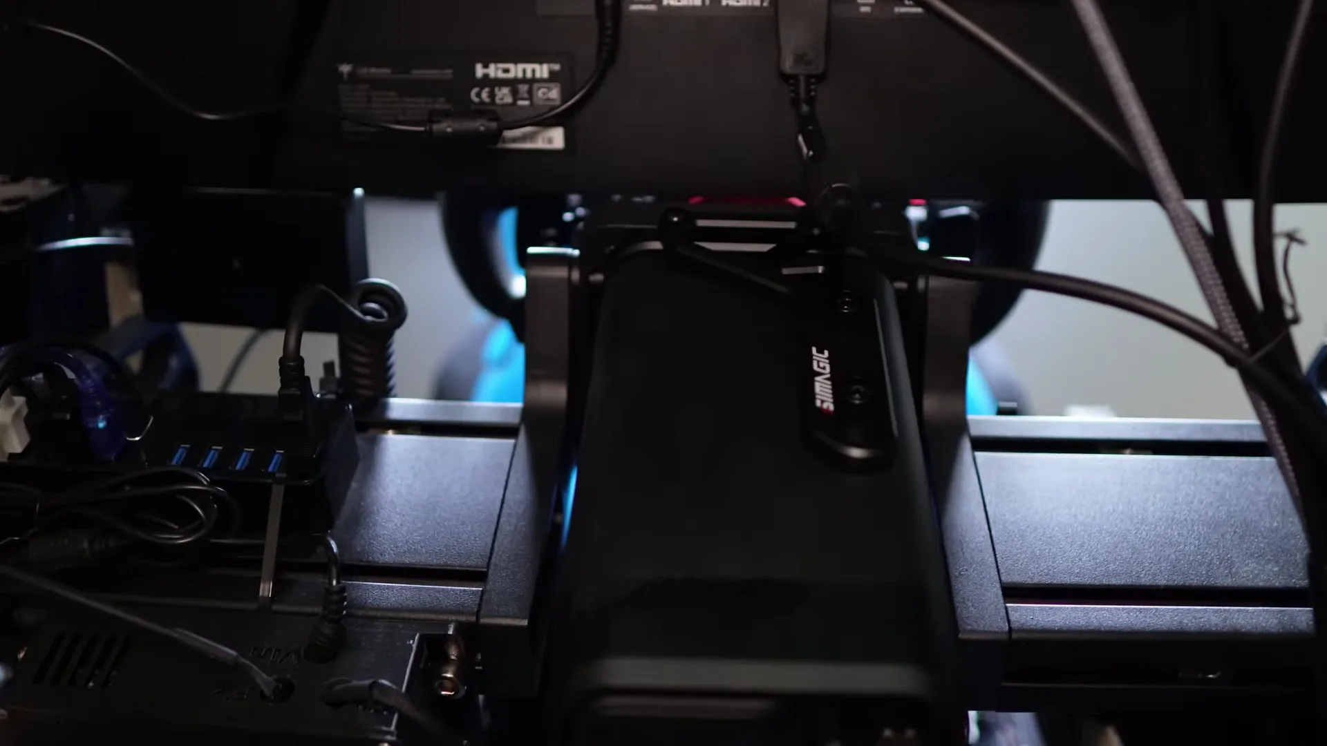 Sur mon support front mount, impossible de la fixer à plat : la voilà tournée sur le côté. Un recalibrage dans SimPro Manager, et plus aucun souci.