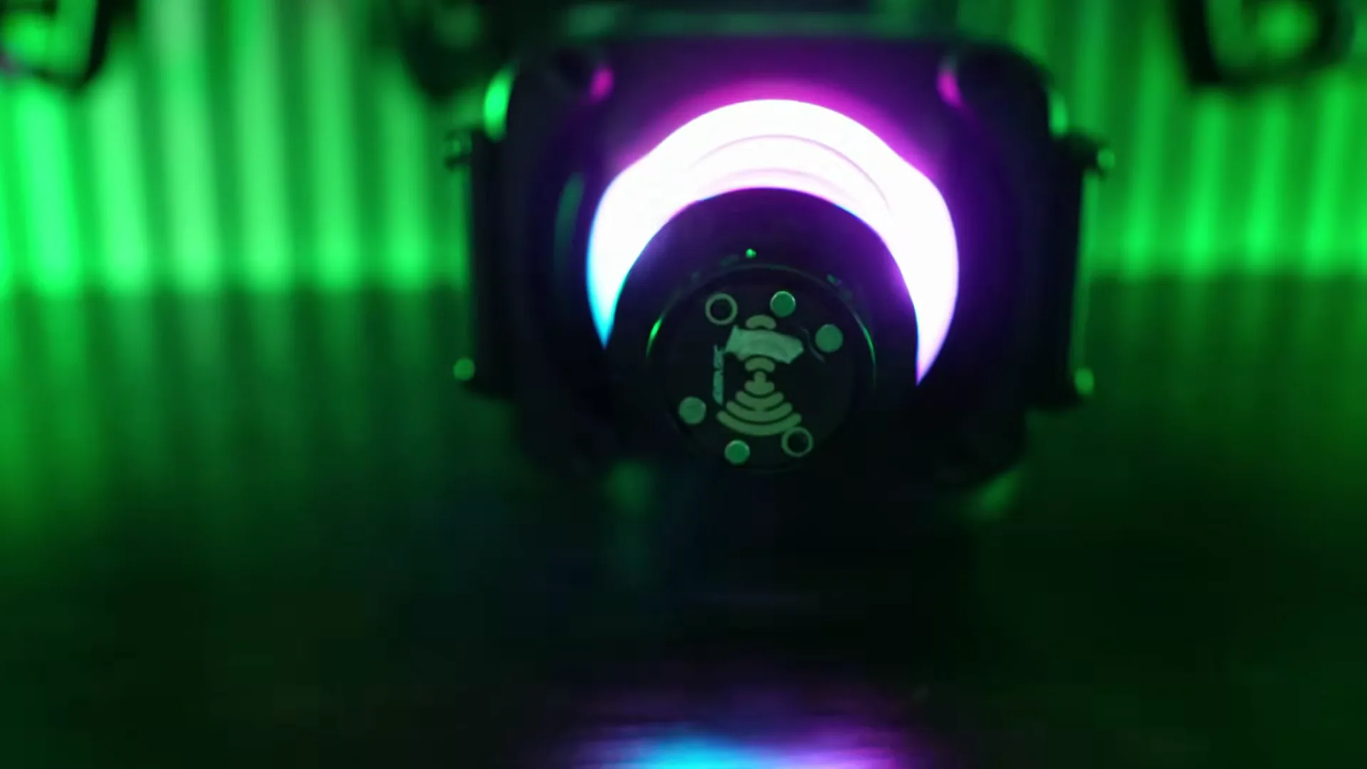 Le halo RGB : drapeaux, spotter, TC, ABS. Sur le papier, c'est une bonne idée.