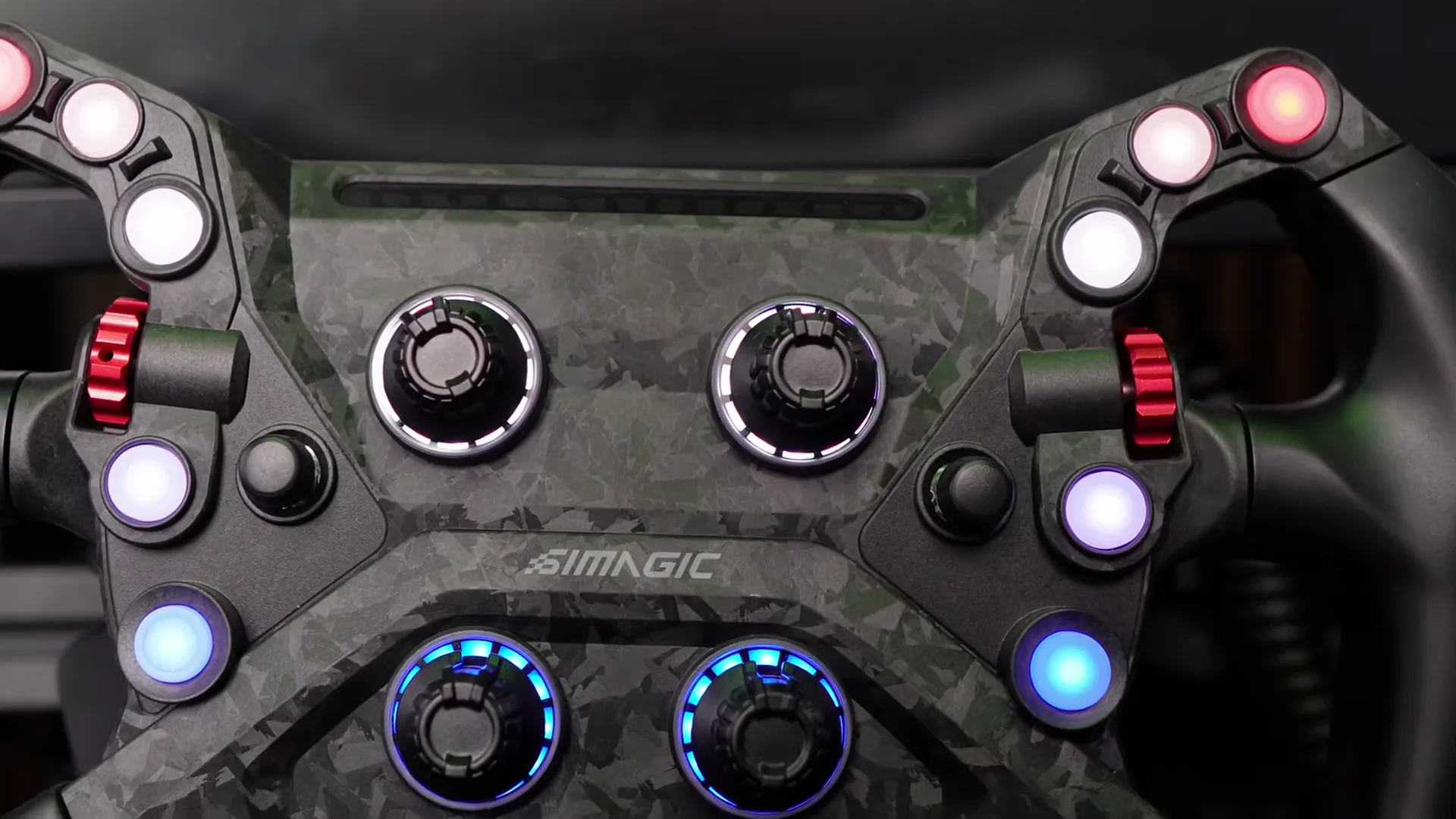 Mon GT Neo. Sur l'Alpha EVO, il lui faut l'astuce du scotch pour passer en USB et piloter ses LED dans SimHub.