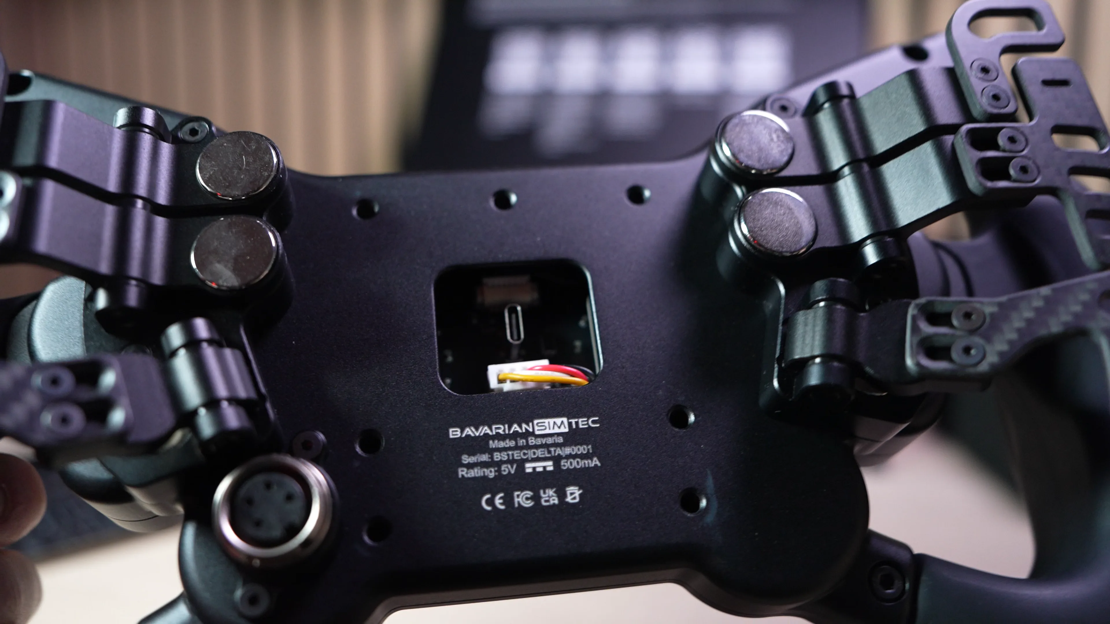 Arrière complet avec aimants QR et port USB-C