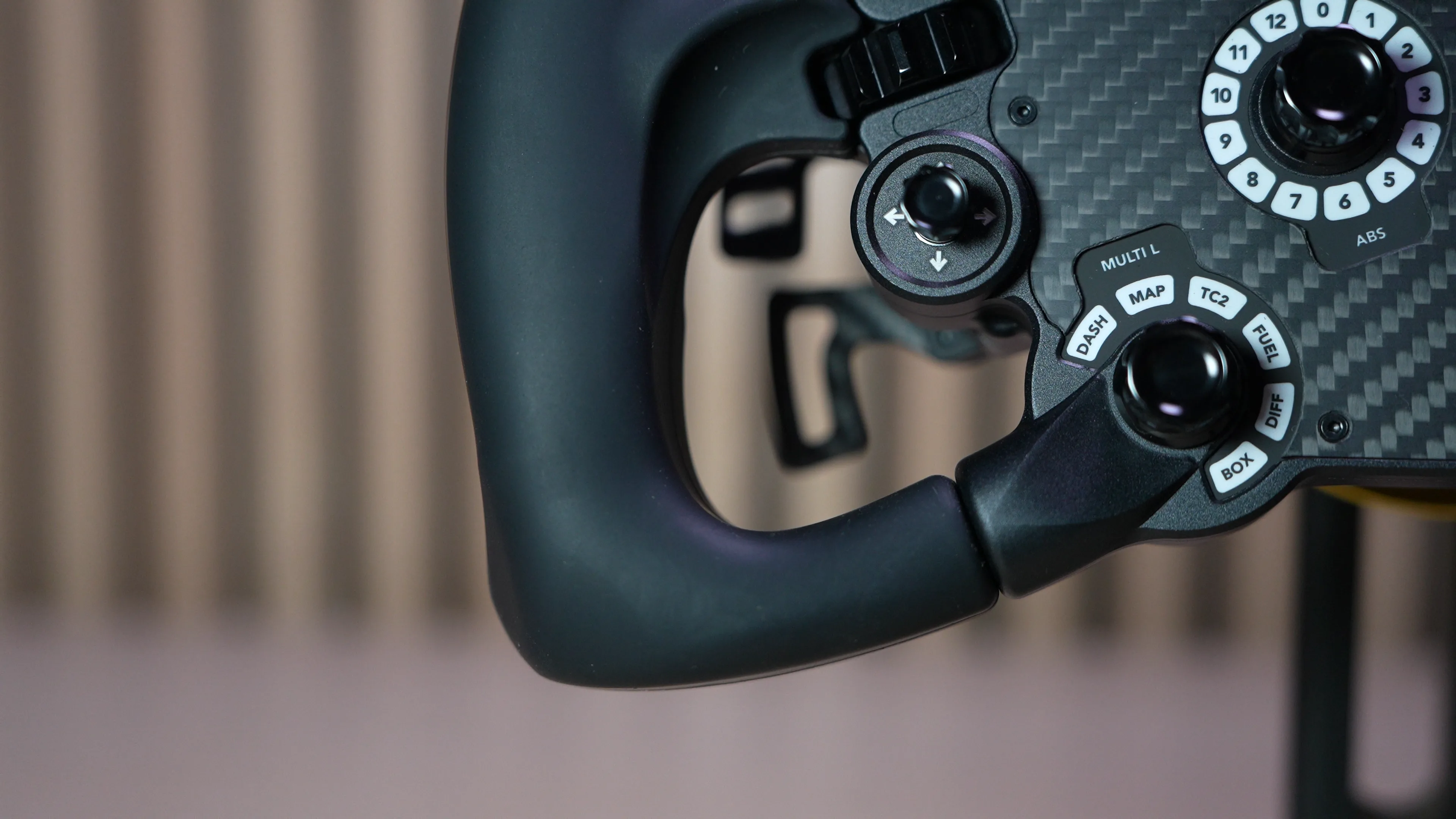 Vue 3/4 grip gauche avec boutons au pouce et funky