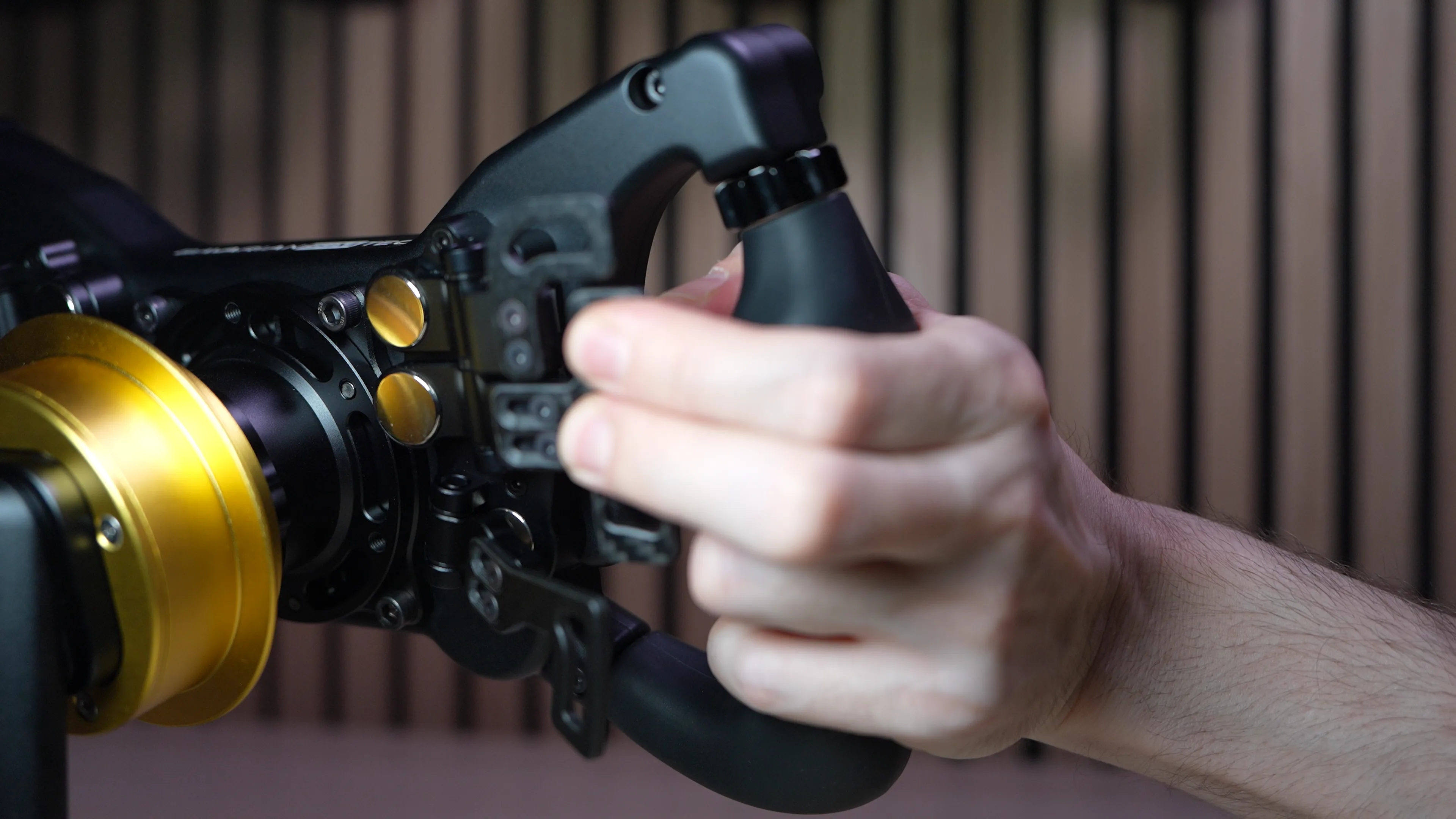 Main agrippant le grip, shifter carbone visible