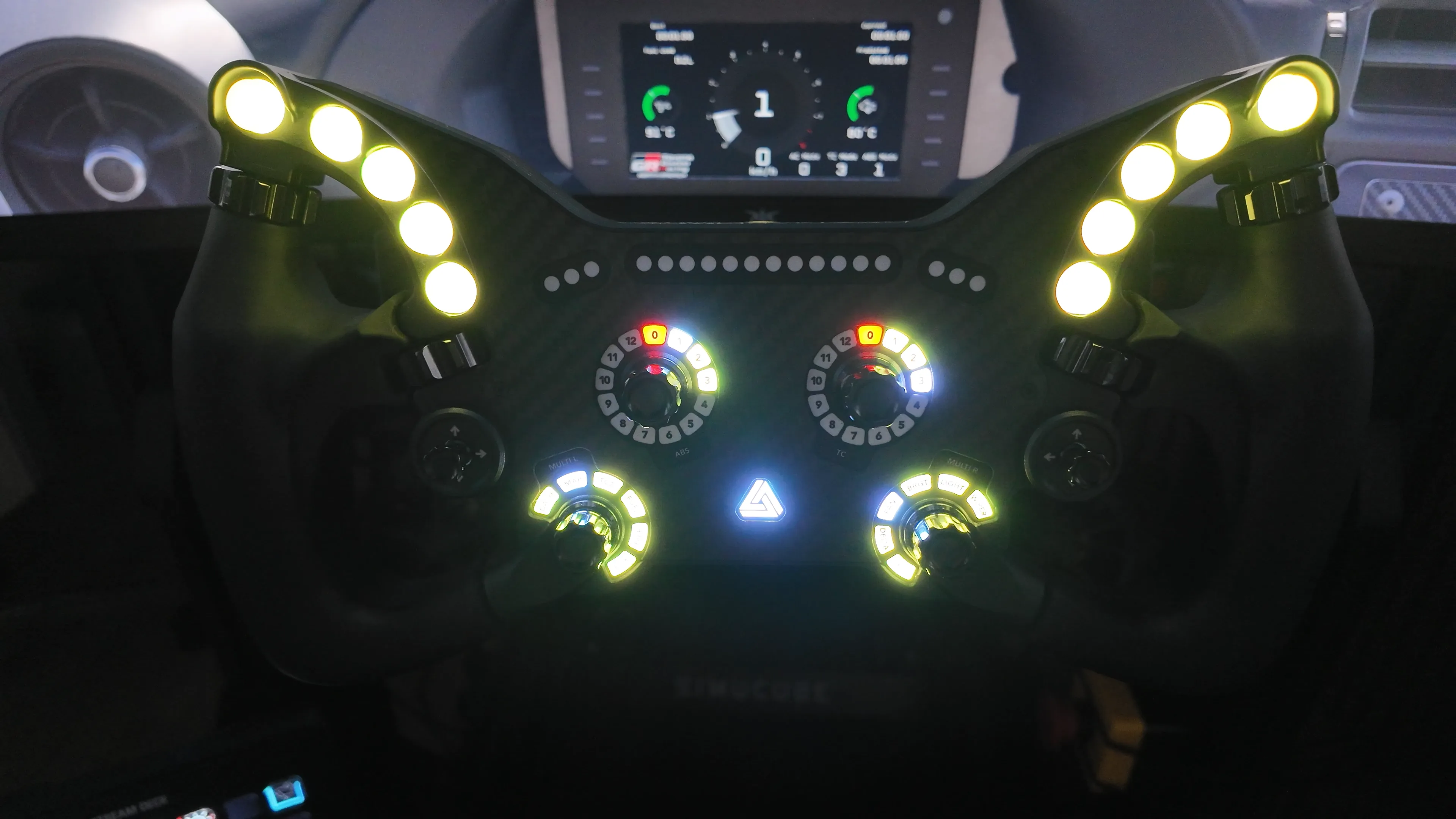 Vue dashboard + volant LEDs en course