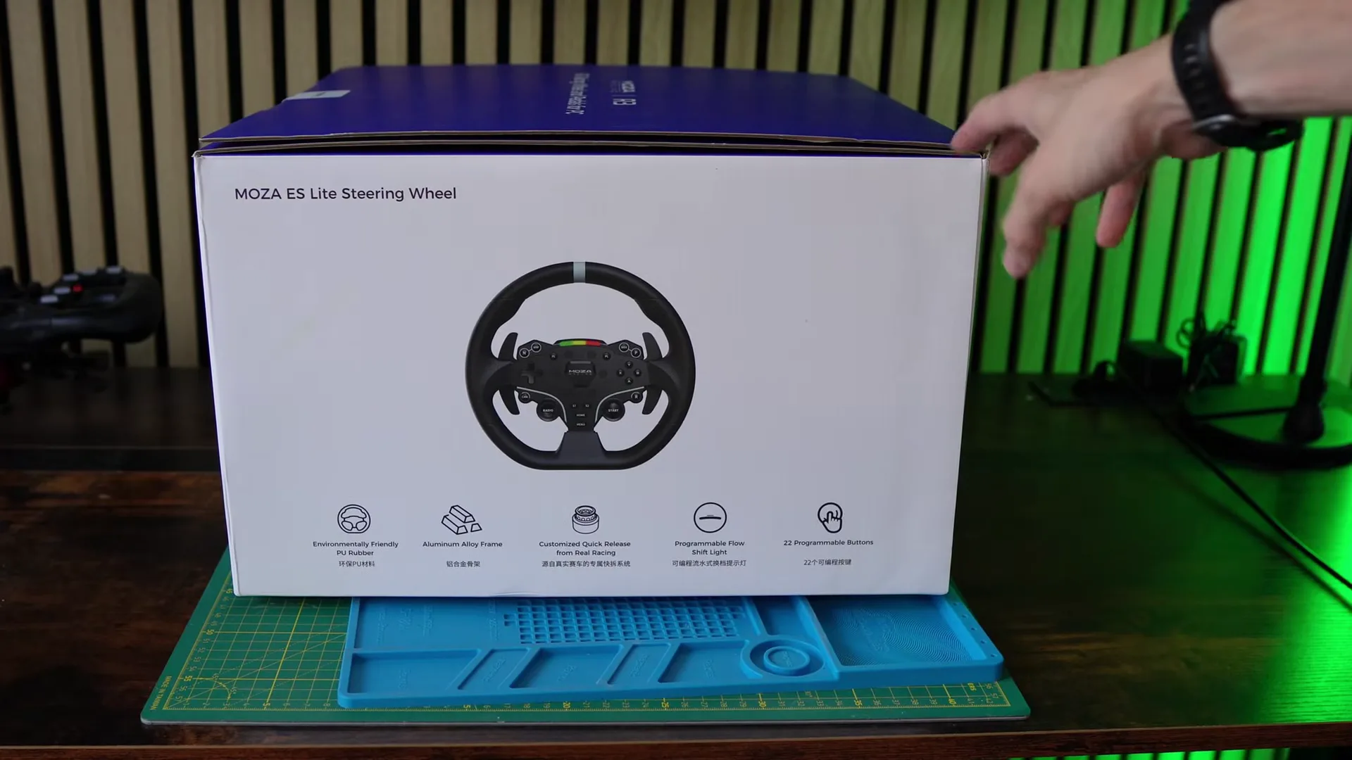 Sur la boîte, c'est bien écrit ES Lite, le volant de la version PC. Dans la vidéo, je l'appelle simplement le volant ES.