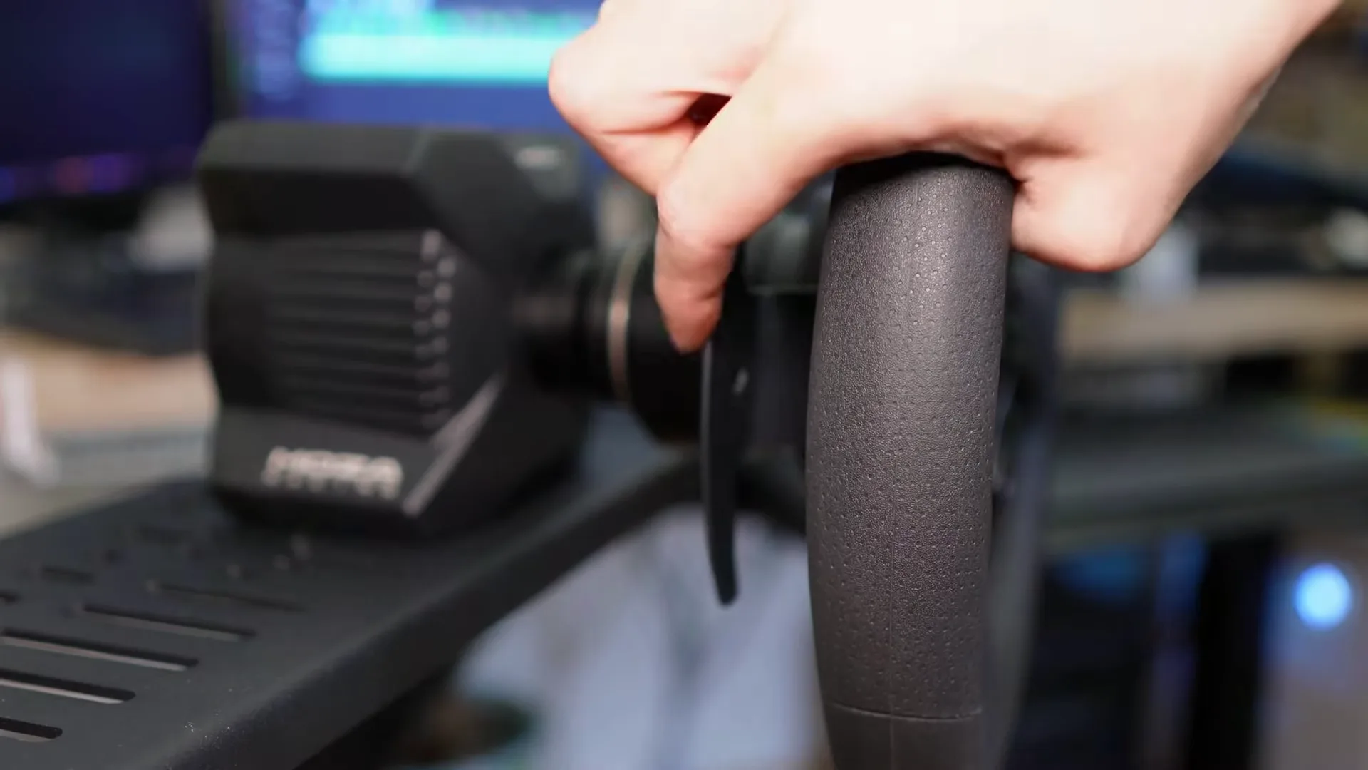 Des palettes en métal, avec un petit retour magnétique et un clic assez satisfaisant. Très proche de ce qu'on trouve chez Fanatec à ce prix.