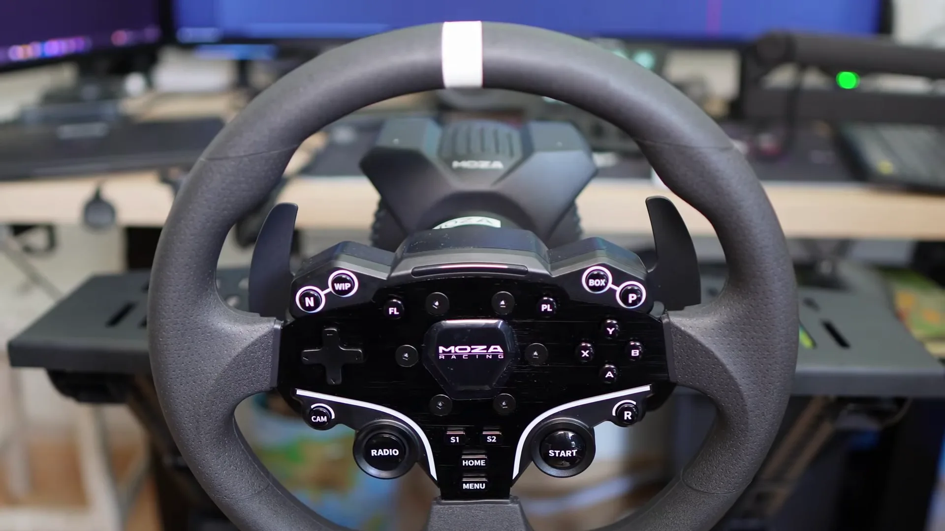 Du plastique, oui, mais un plastique assez dur, avec un grip correct. Je le trouve bien mieux en main que le Fanatec P1 V2.