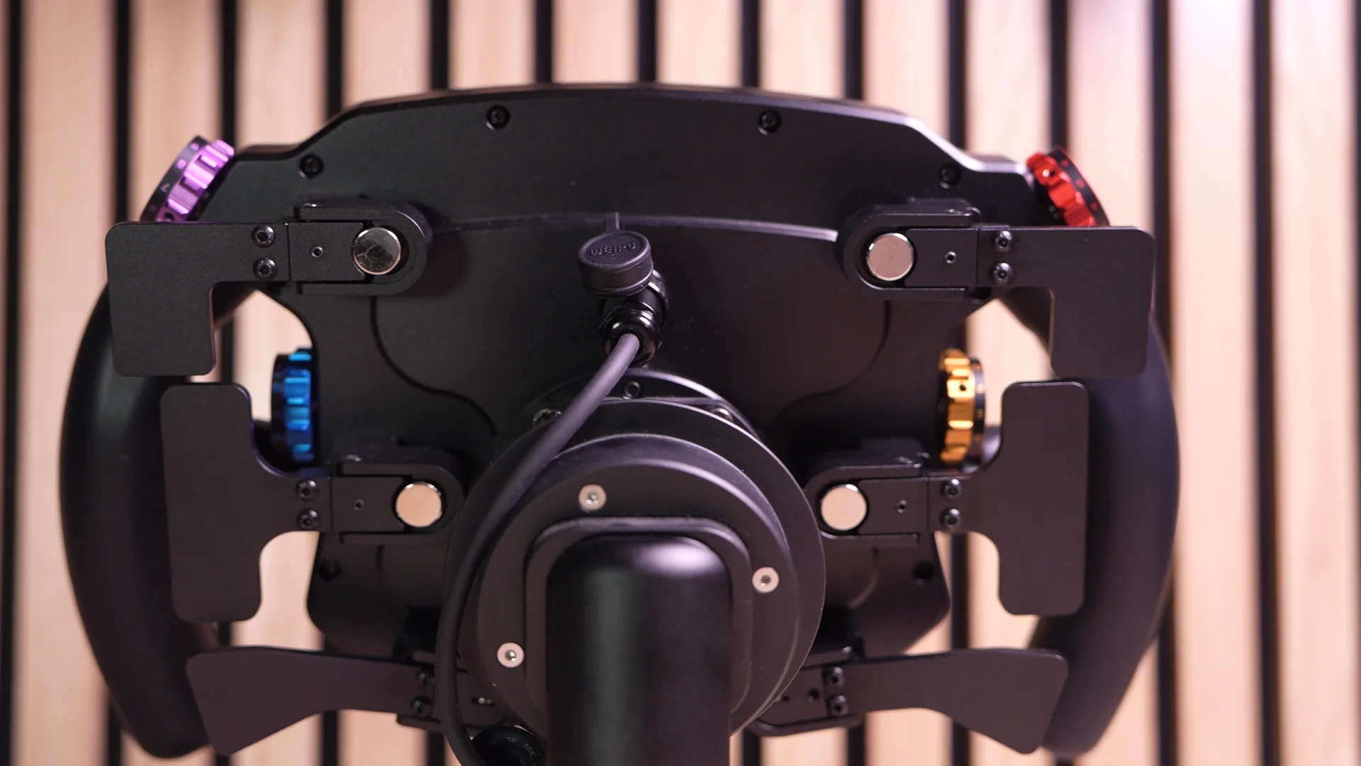Vue arrière du VI-RSR : l'enclosure CNC, les six palettes magnétiques, le QR et le câble