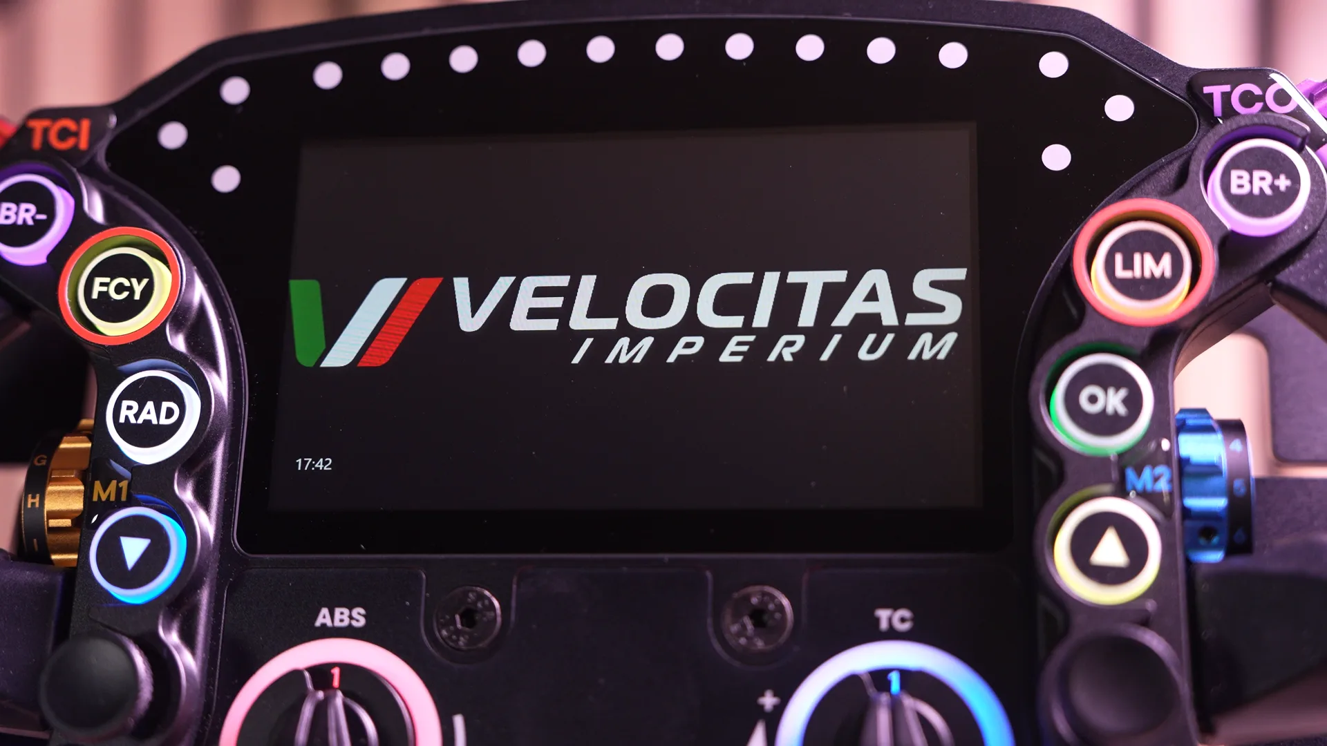 Gros plan sur l'écran VoCore 5 pouces affichant le logo Velocitas, entouré des boutons rétroéclairés