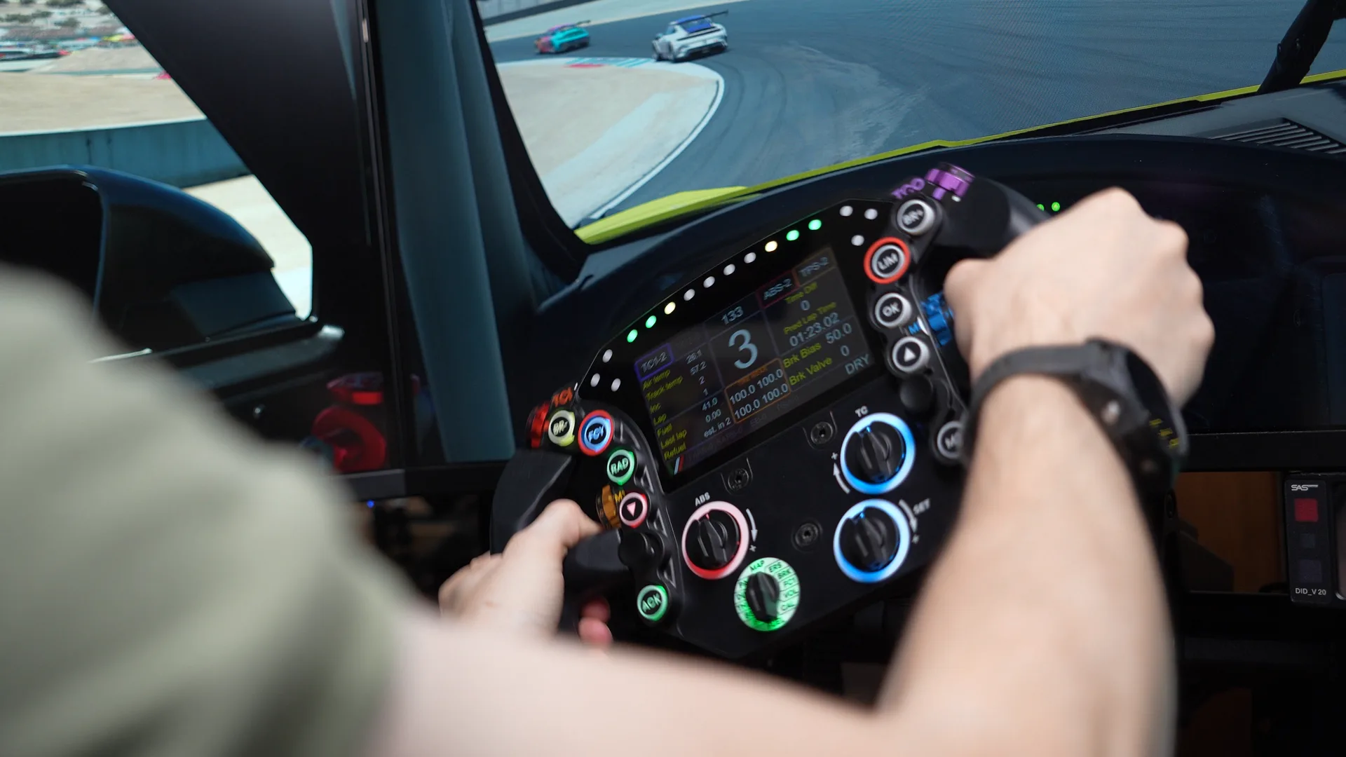 Vue par-dessus l'épaule en pleine course, LEDs et écran de télémétrie actifs