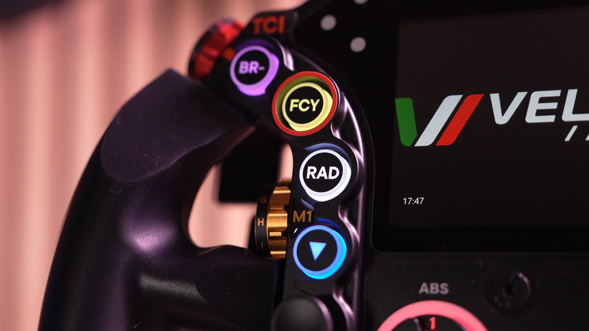 Gros plan sur le grip et les boutons RGB rétroéclairés du côté gauche
