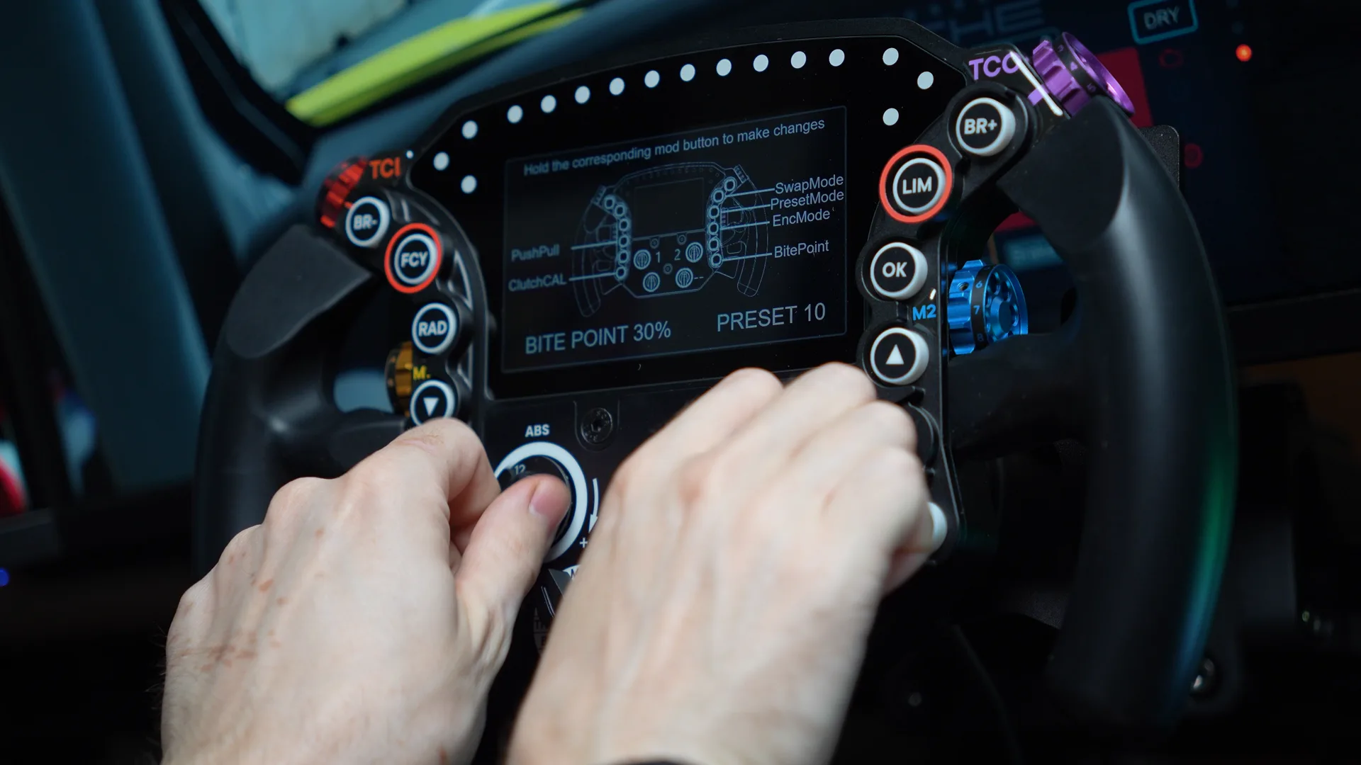 Le menu du mode CAL à l'écran : le schéma du volant et la liste des réglages disponibles