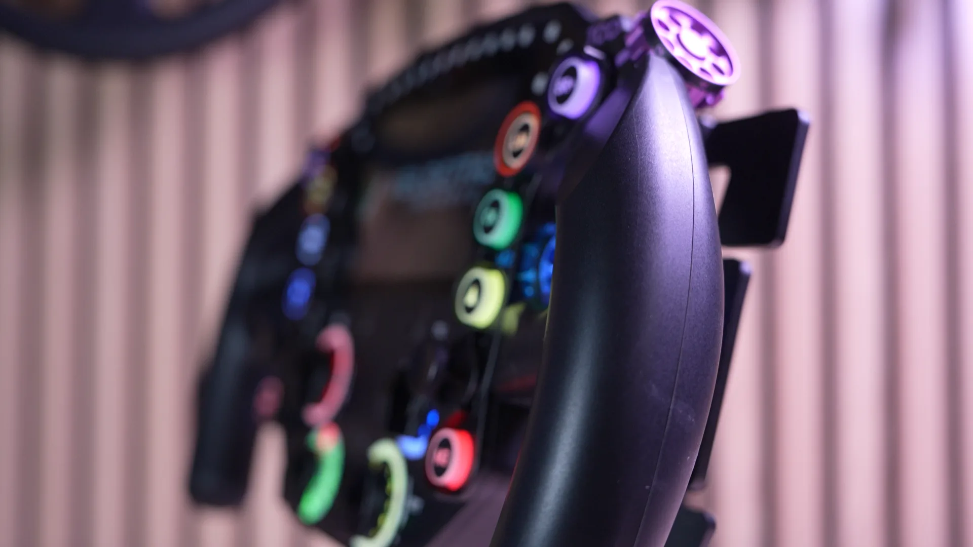 Vue de profil sur le grip caoutchouc, avec les boutons et le funky en arrière-plan