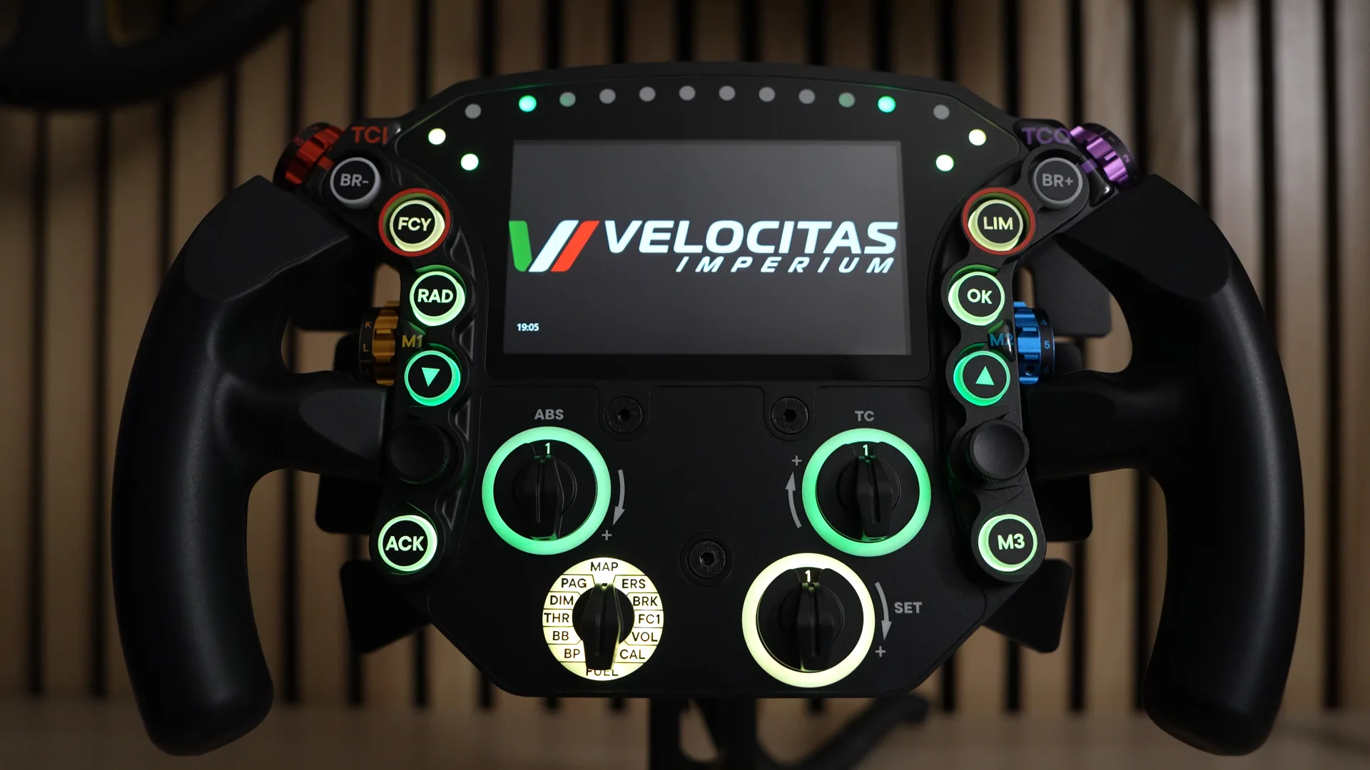 Le VI-RSR de face, l'emplacement central laissé libre pour le logo et les LEDs RGB en vert
