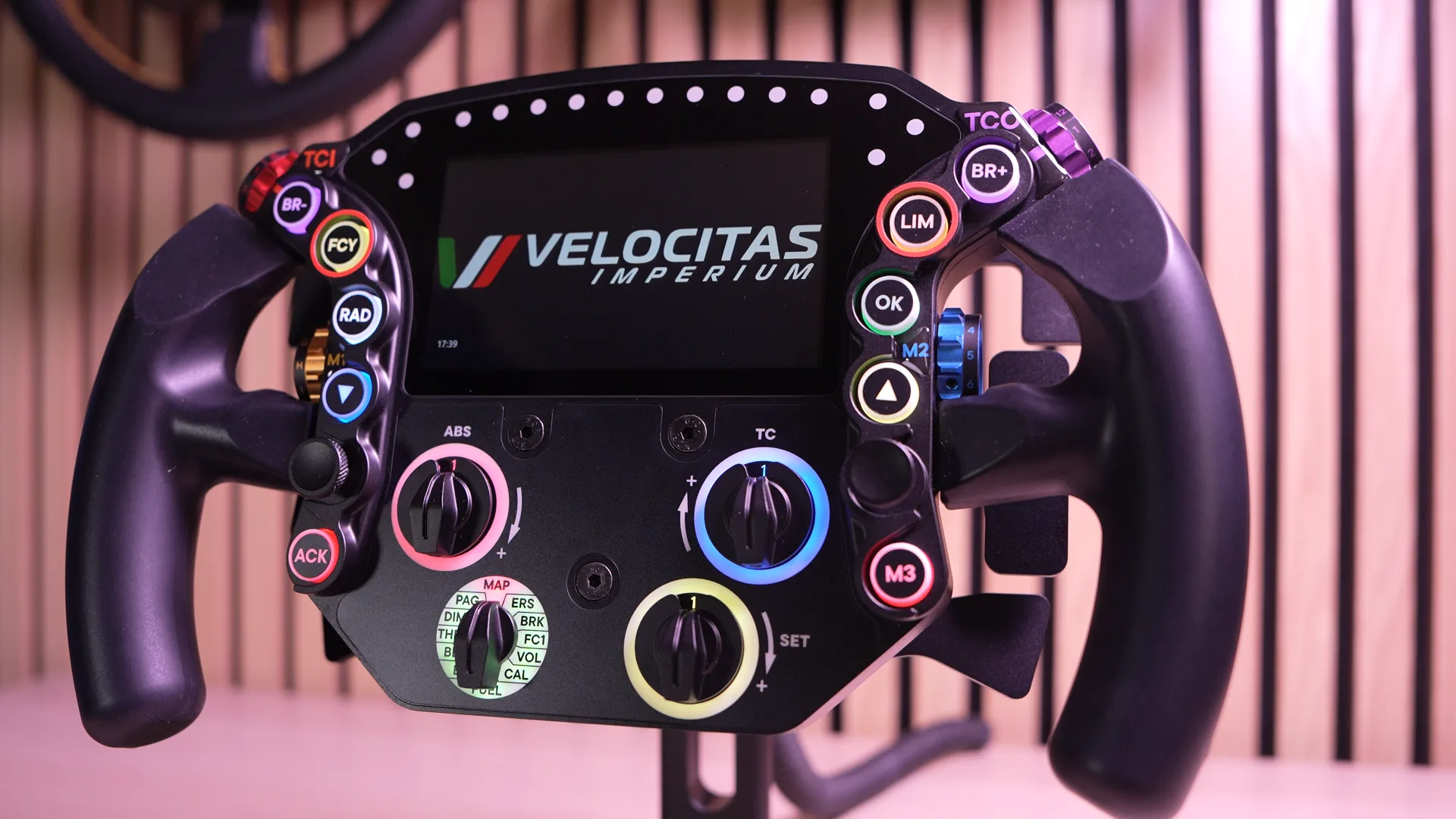 Le Velocitas VI-RSR de face sur son support, écran allumé et LEDs RGB en fonction