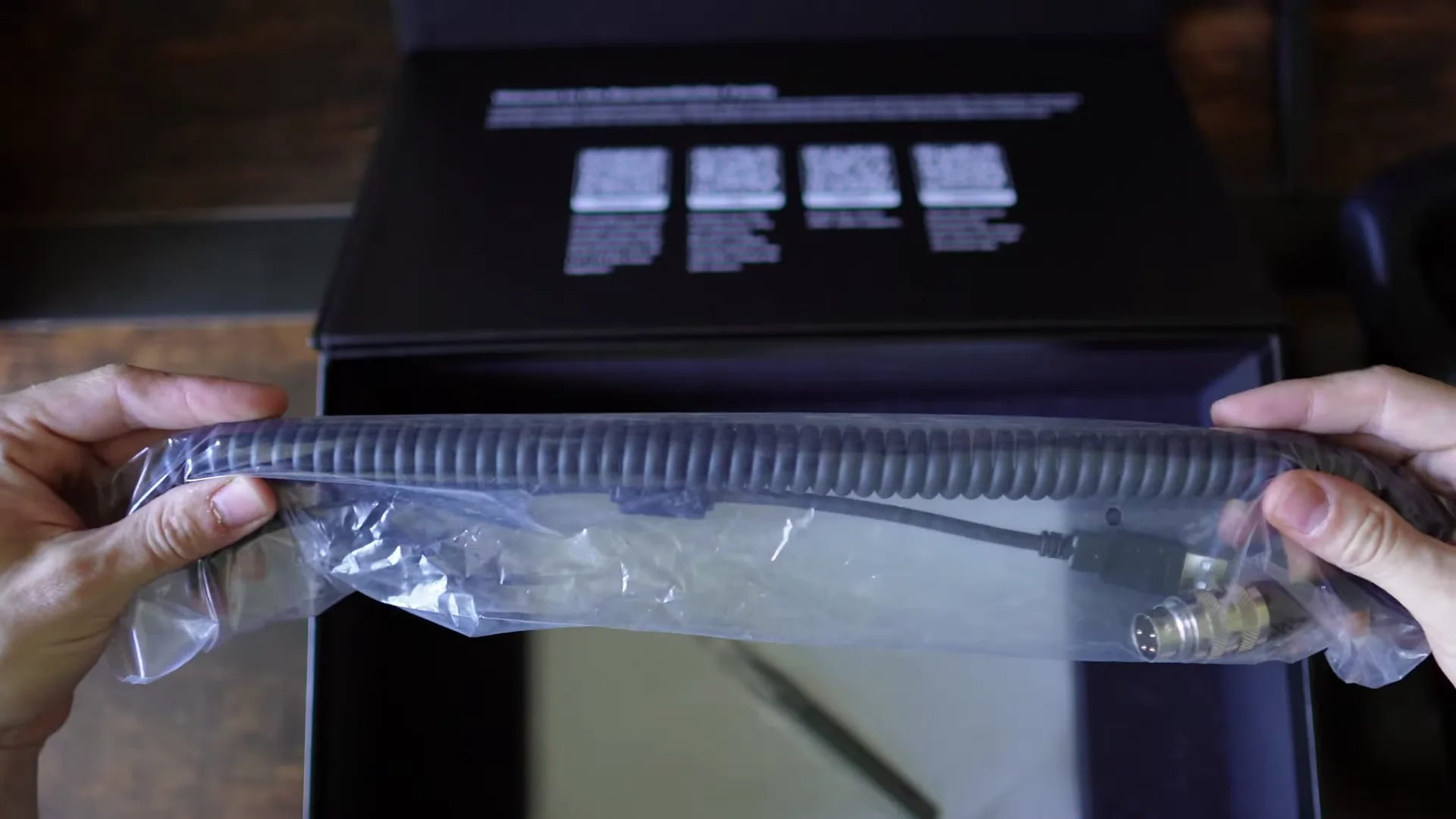 Une prise ronde qui se visse côté volant, de l'USB-A côté PC. Le manuel insiste : vérifiez qu'elle est bien vissée.