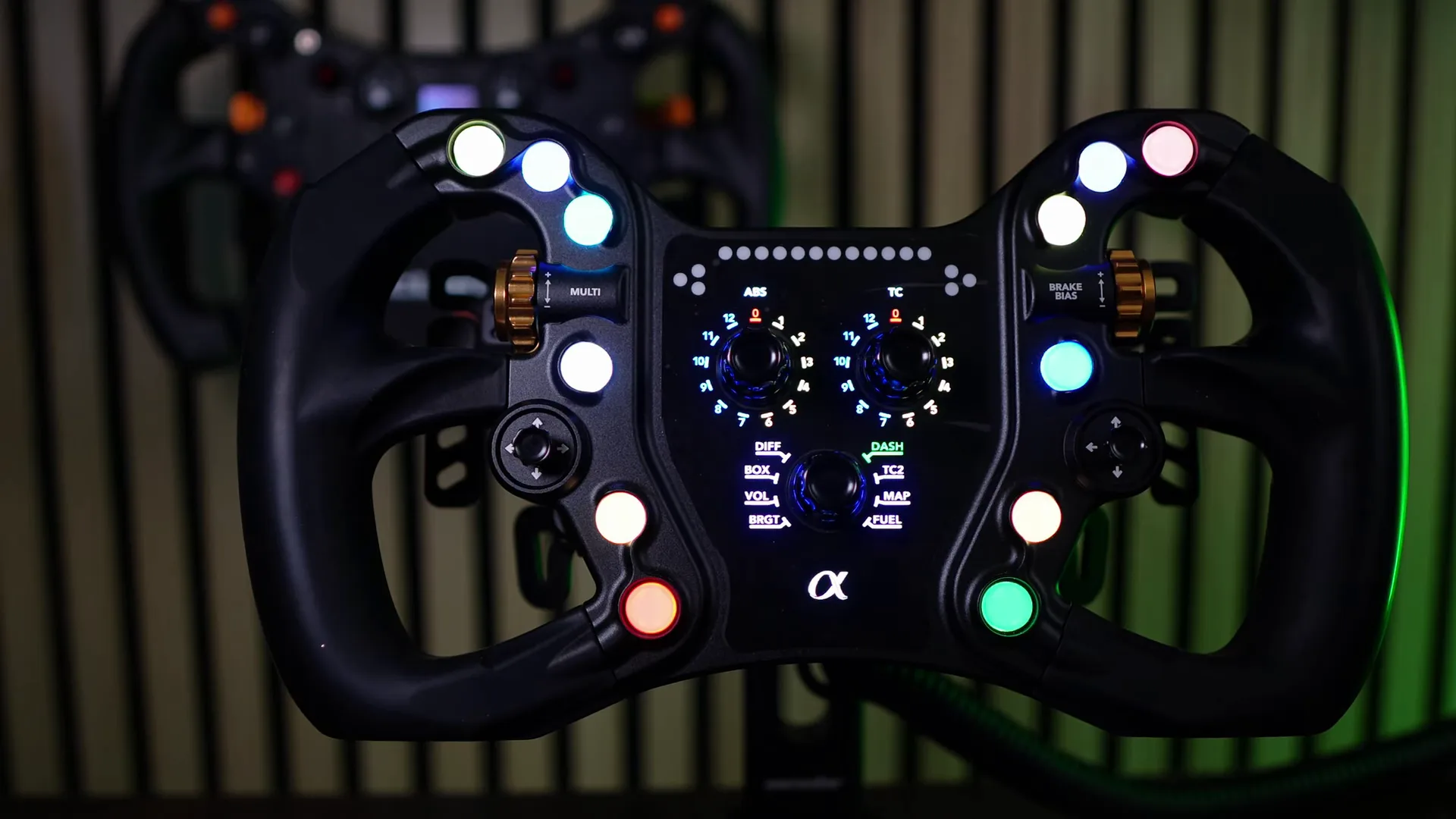 295 mm, une forme papillon entre GT et F1, et pas une vis sur la façade. J'ai craqué sur ce design dès sa sortie.